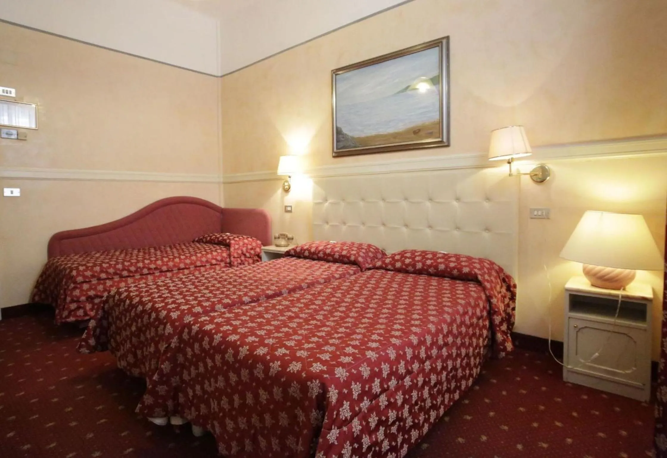 Photo of the whole room, Bed in Hotel Vienna Ostenda e Ristorante il Danubio