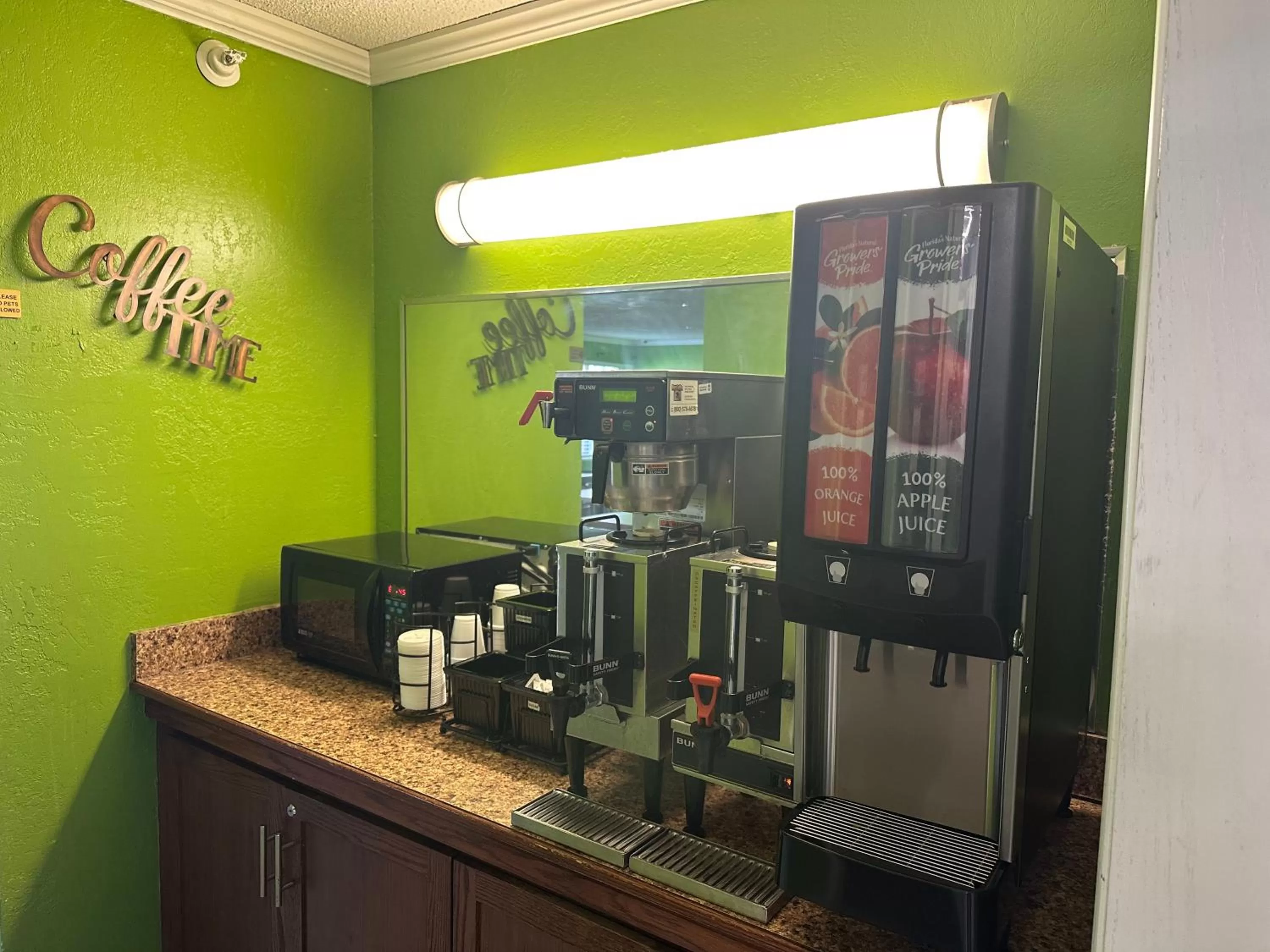 Coffee/tea facilities in La Quinta Inn by Wyndham Omaha Southwest
