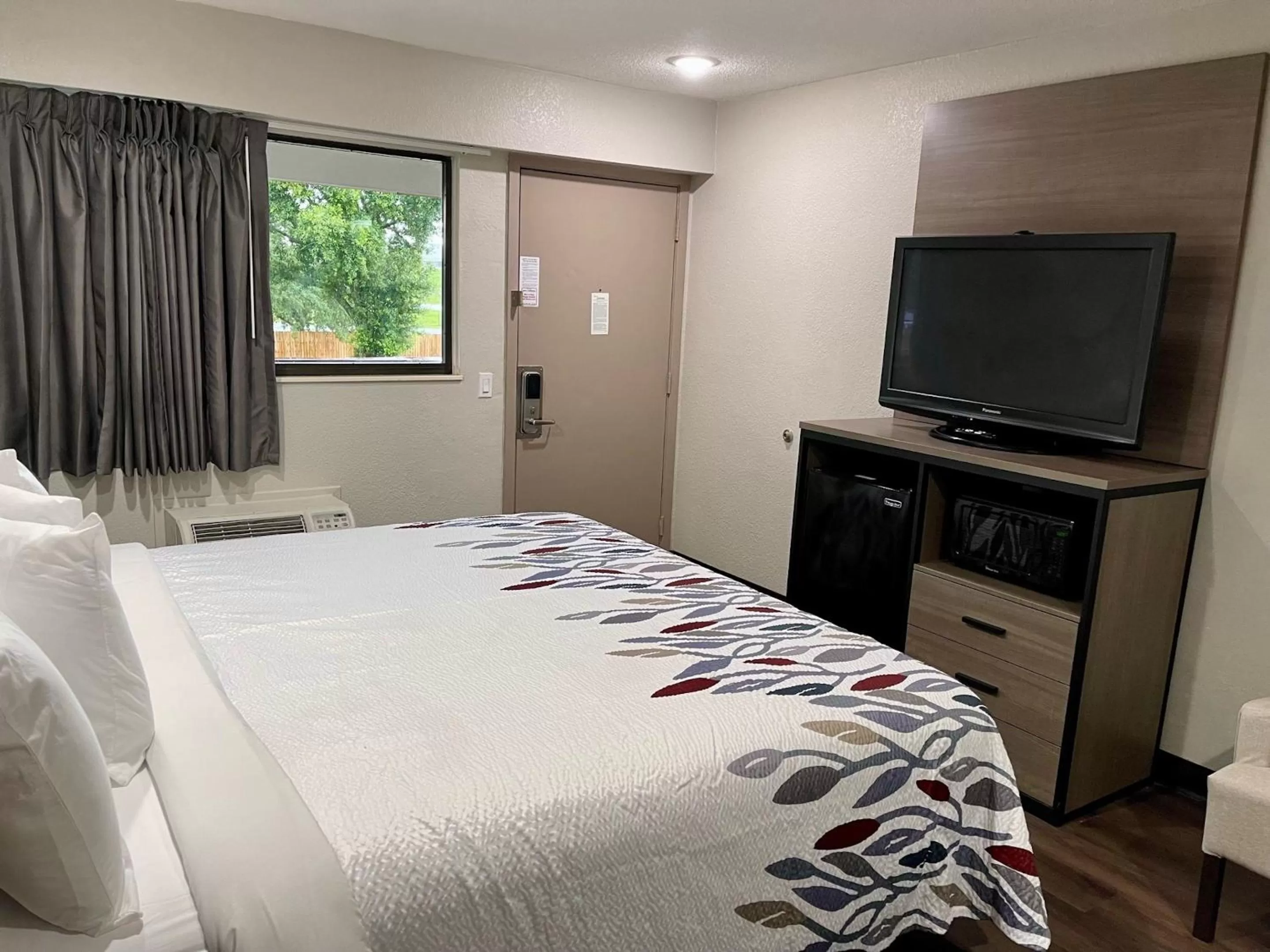 Bedroom, Bed in Red Roof Inn Lafayette, LA