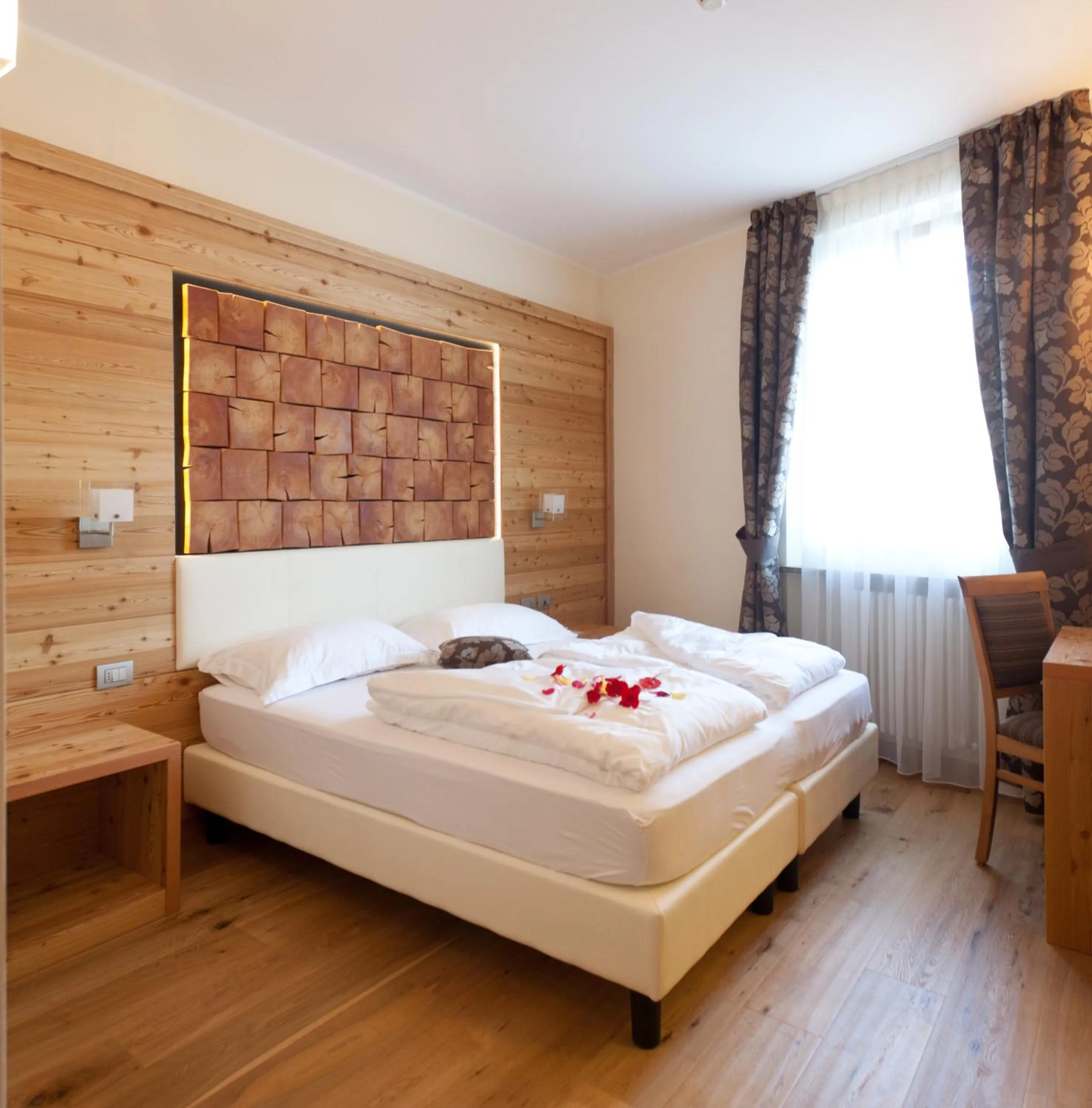 Bedroom, Bed in Albergo Tuenno