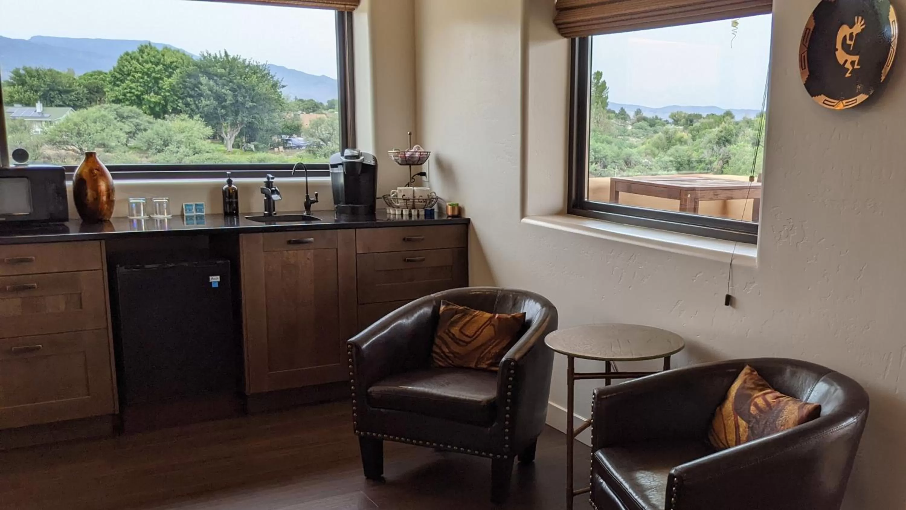 Coffee/tea facilities, Seating Area in Origins Bed and Breakfast