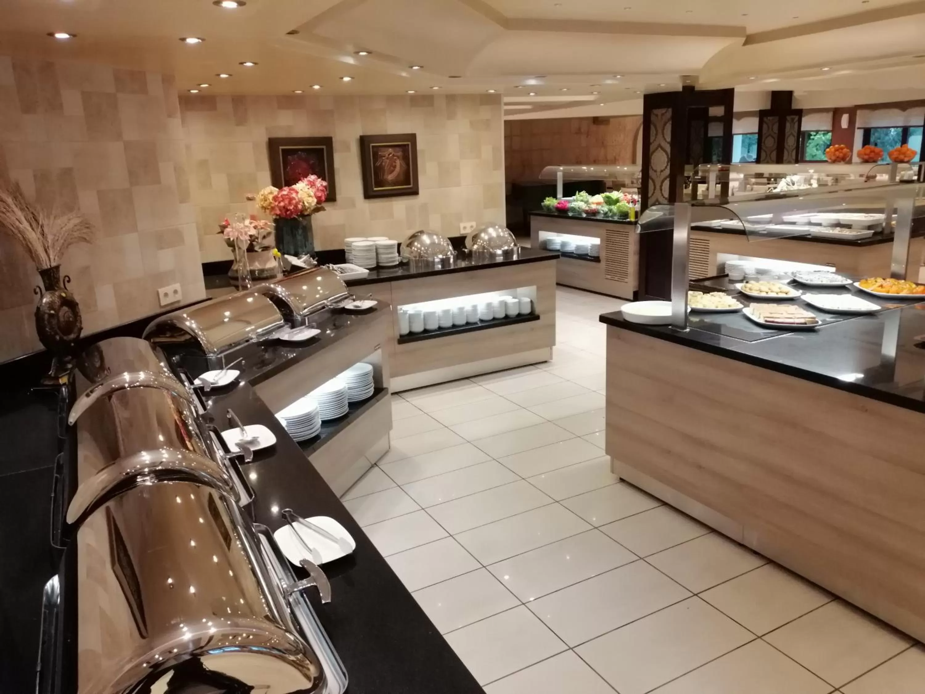 Meals in Iris Hotel & Spa