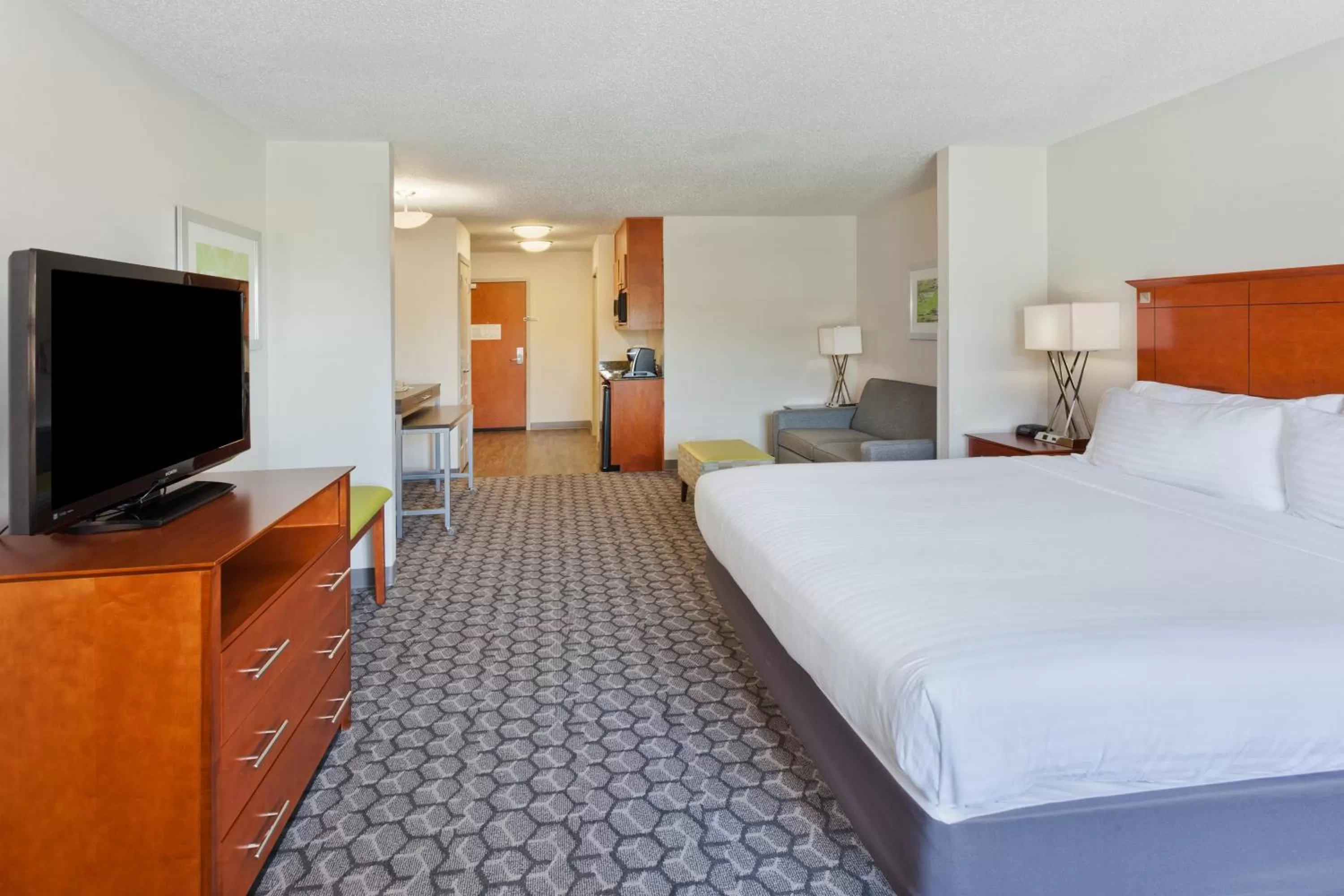 Photo of the whole room, Bed in Holiday Inn Express Phenix City-Fort Benning by IHG