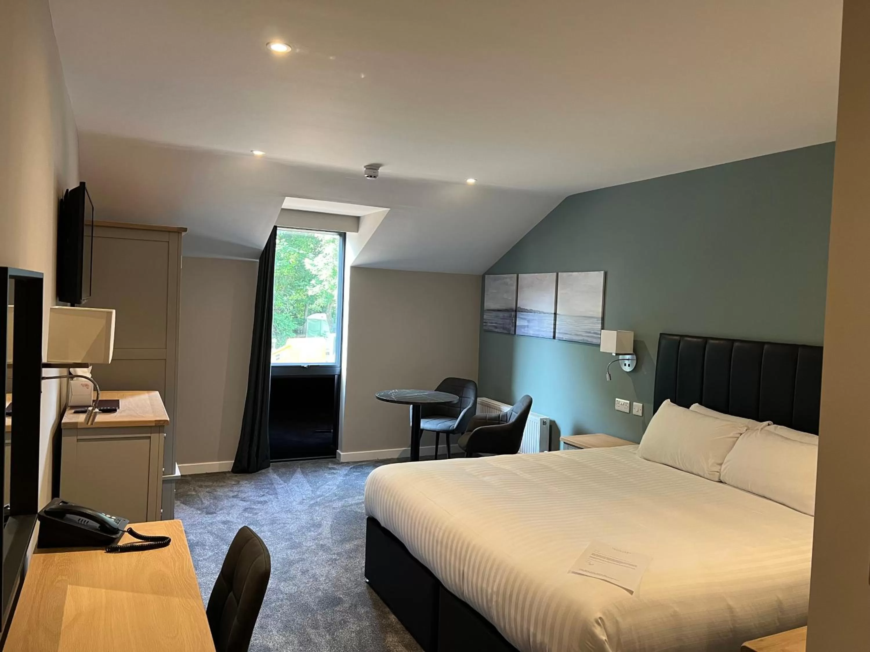 Bedroom, Bed in South Lawn Hotel