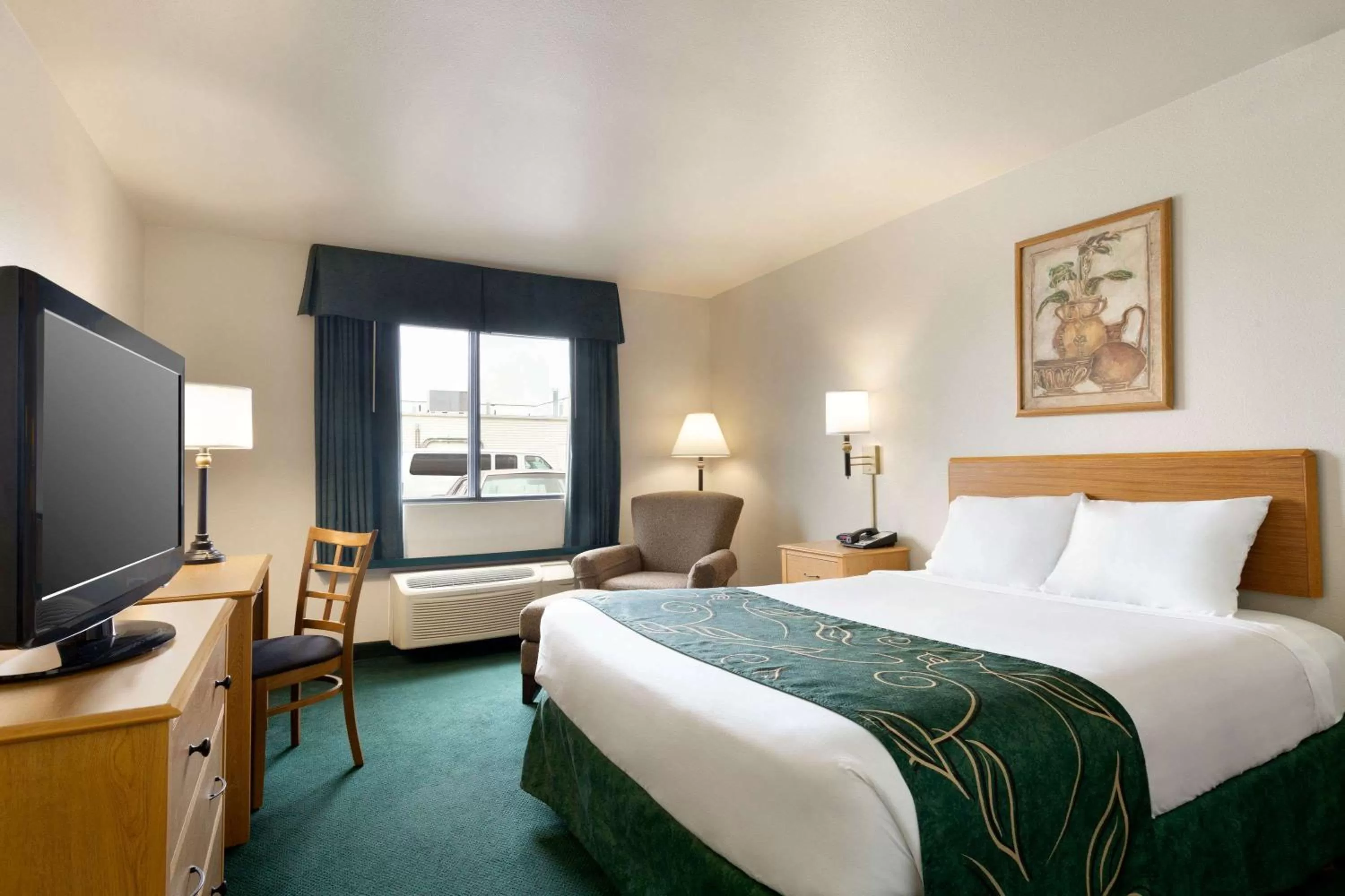 Photo of the whole room, Bed in Travelodge by Wyndham Milford