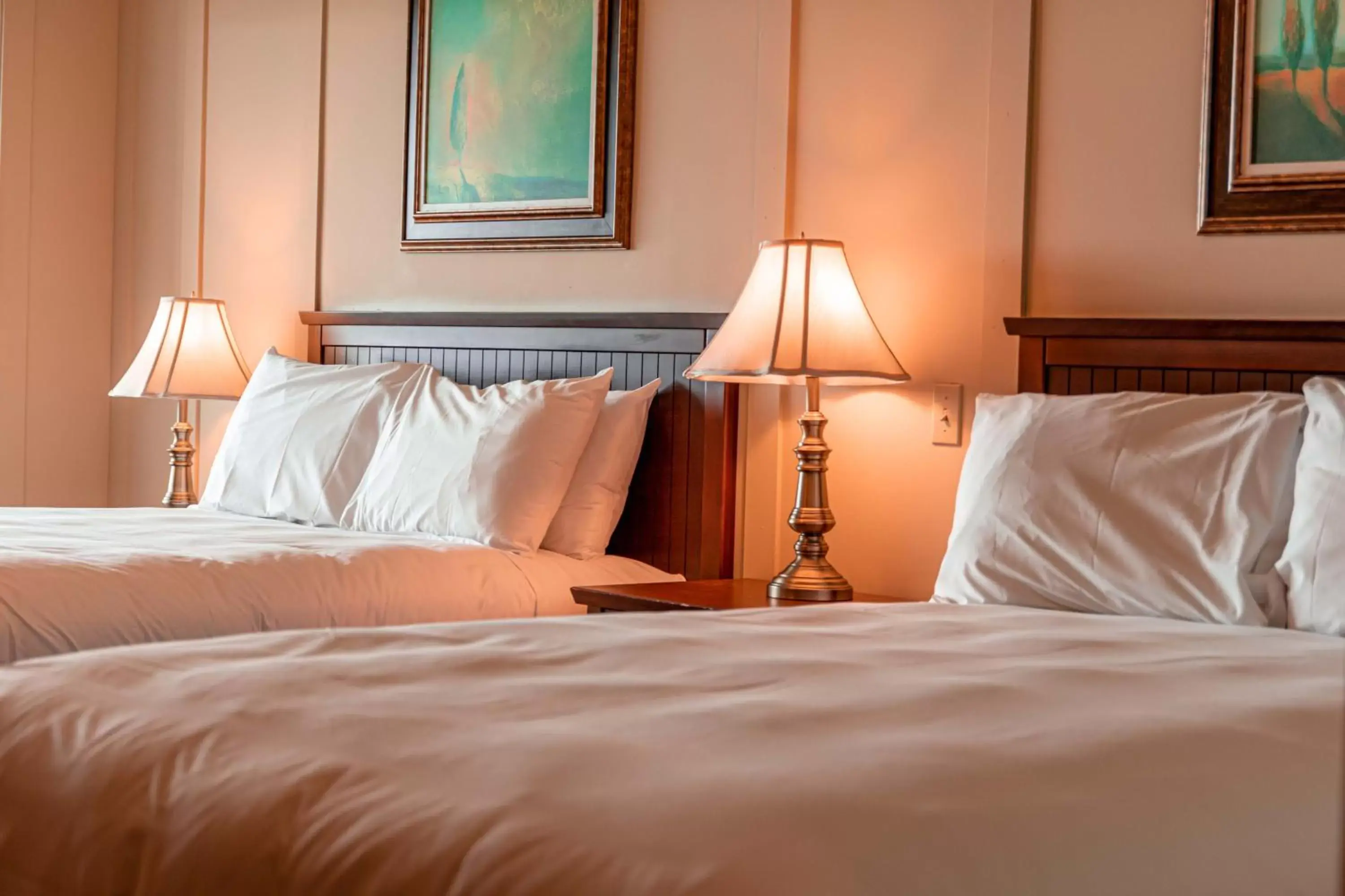 Queen Room with Two Queen Beds with River View in Auberge Des 3 Canards Queen Room with Two Queen Beds with River View in Auberge Des 3 Canards