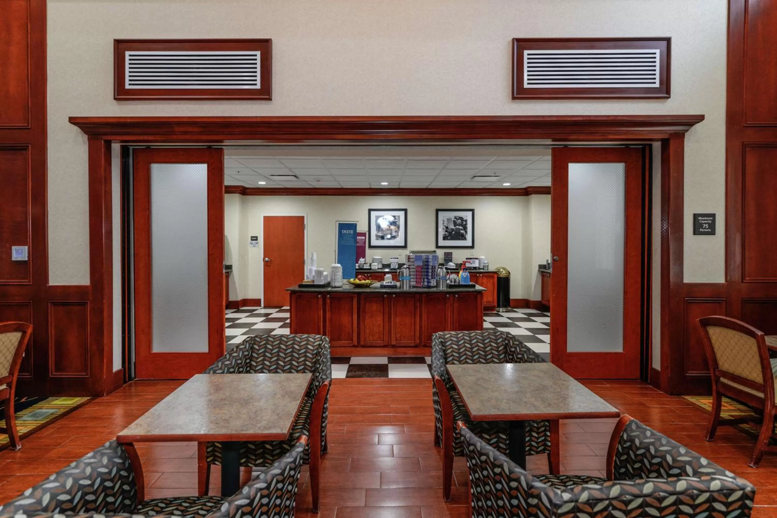 Dining area in Hampton Inn & Suites Detroit/Chesterfield