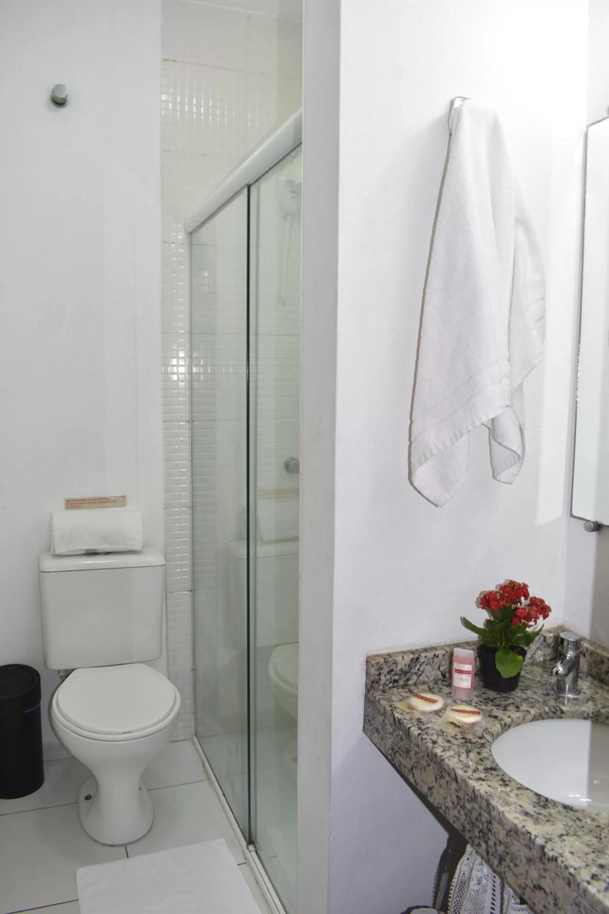 Shower, Bathroom in Pousada Green