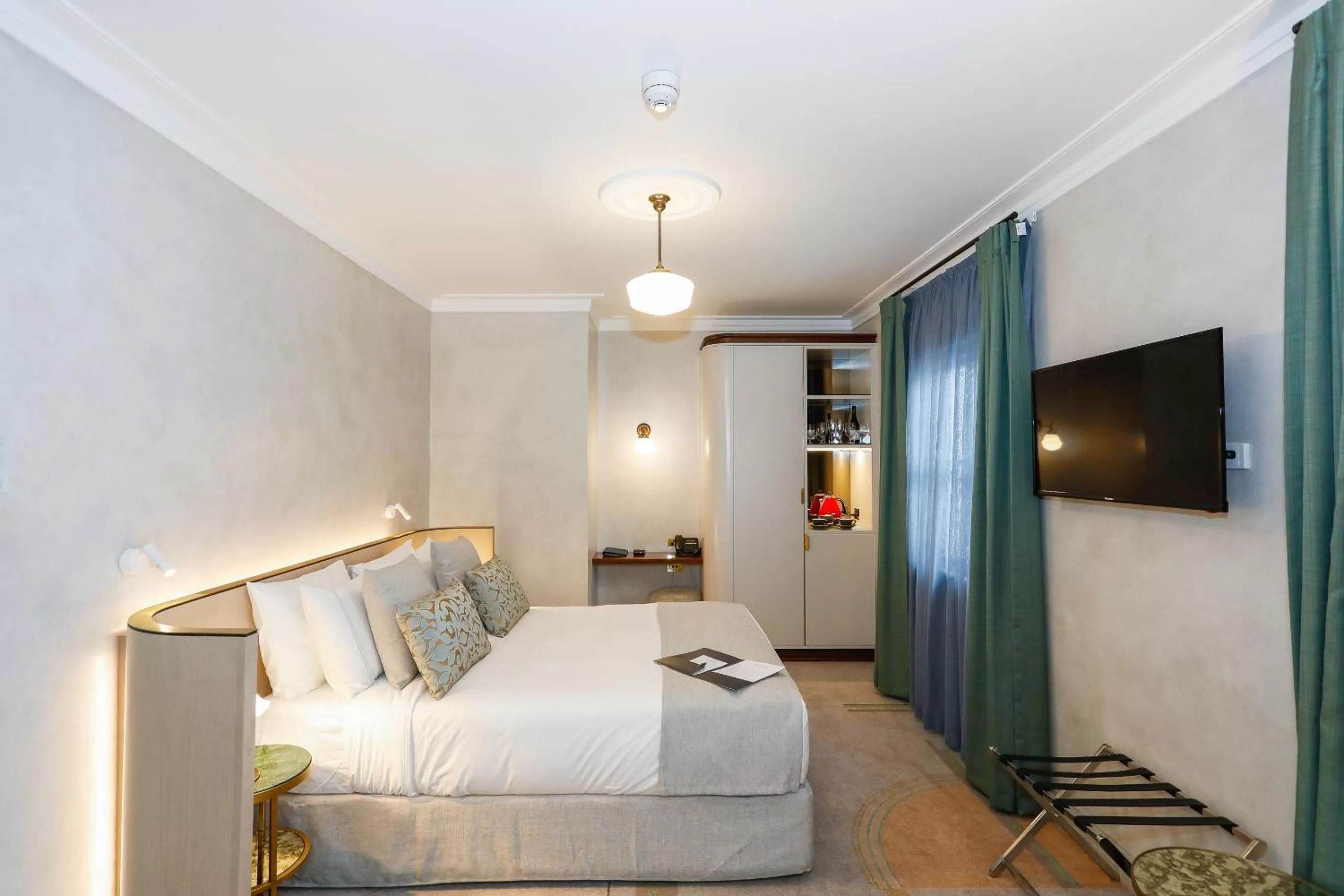 Photo of the whole room, Bed in Tattersalls Hotel