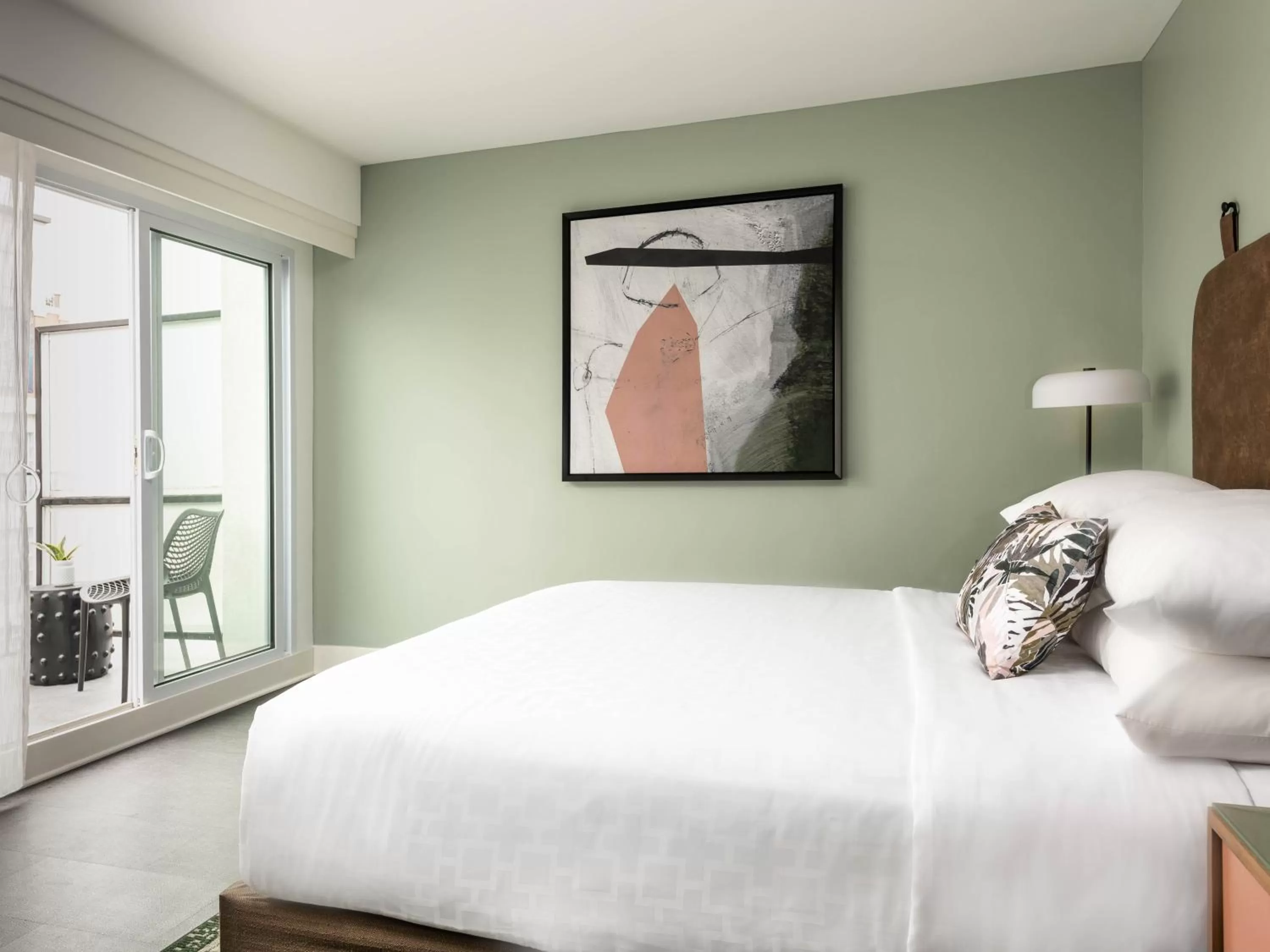 Photo of the whole room, Bed in Hotel Indigo Saint Louis Central West End by IHG