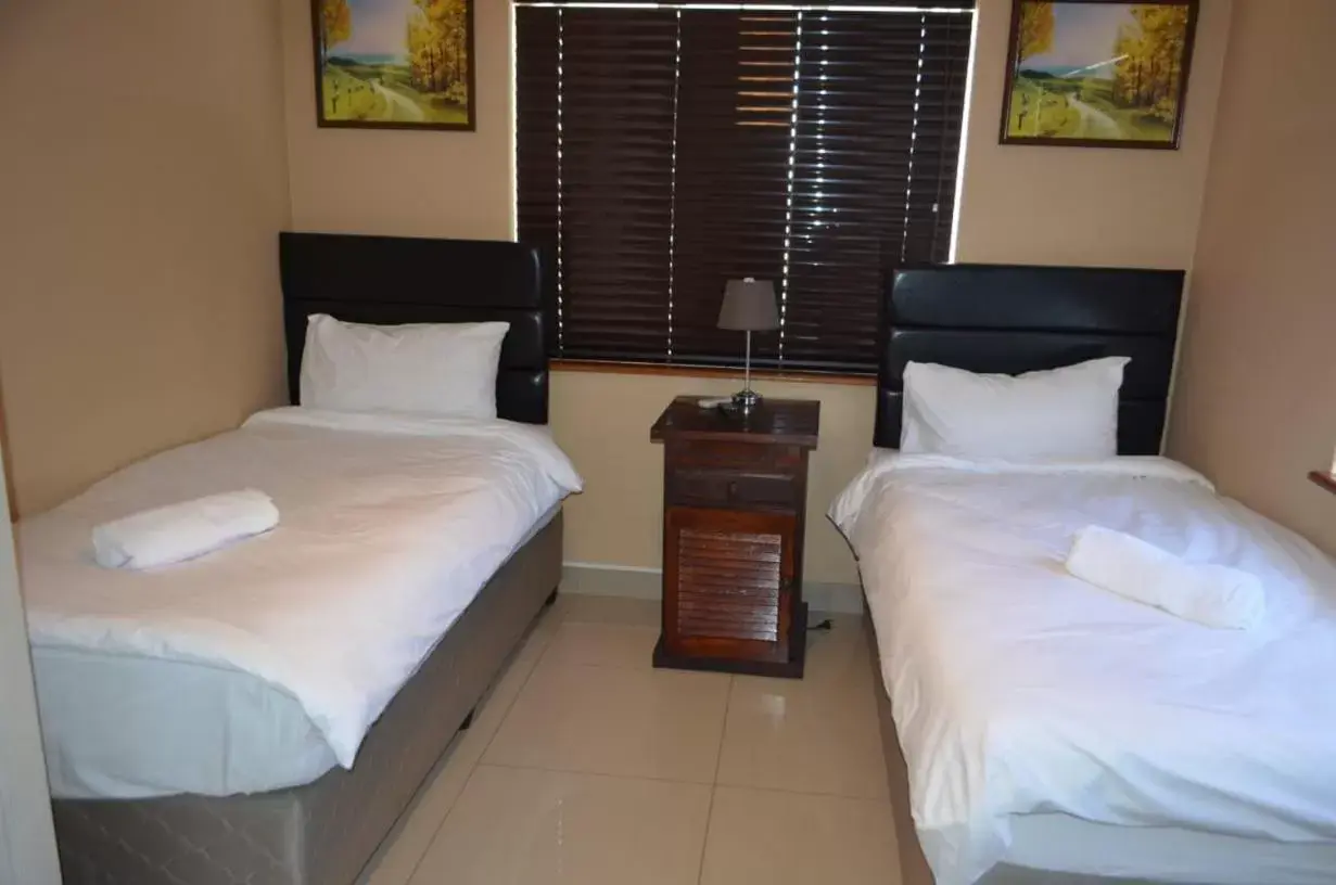 Triple Room with Bath in ST@Y-1-BnB Triple Room with Bath in ST@Y-1-BnB