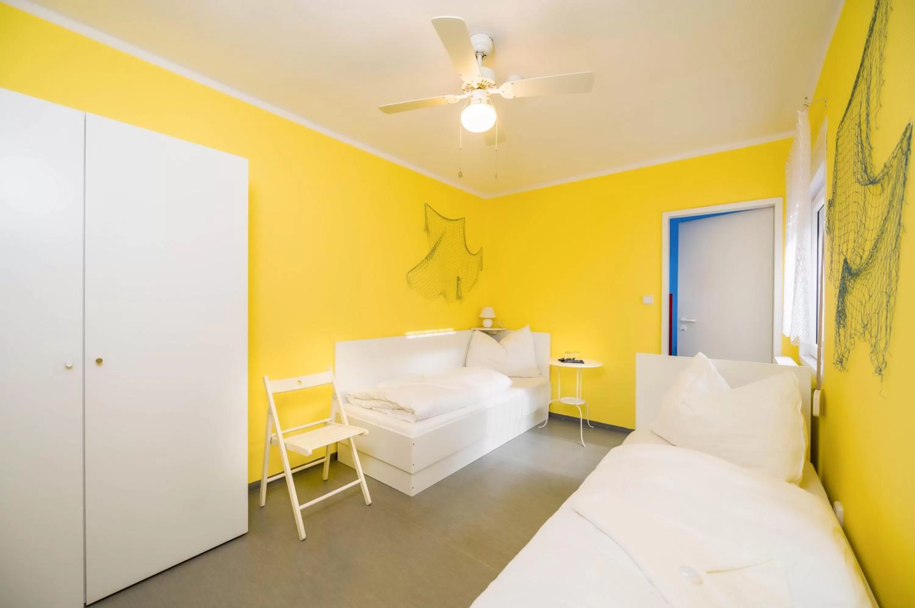 Photo of the whole room in La Port