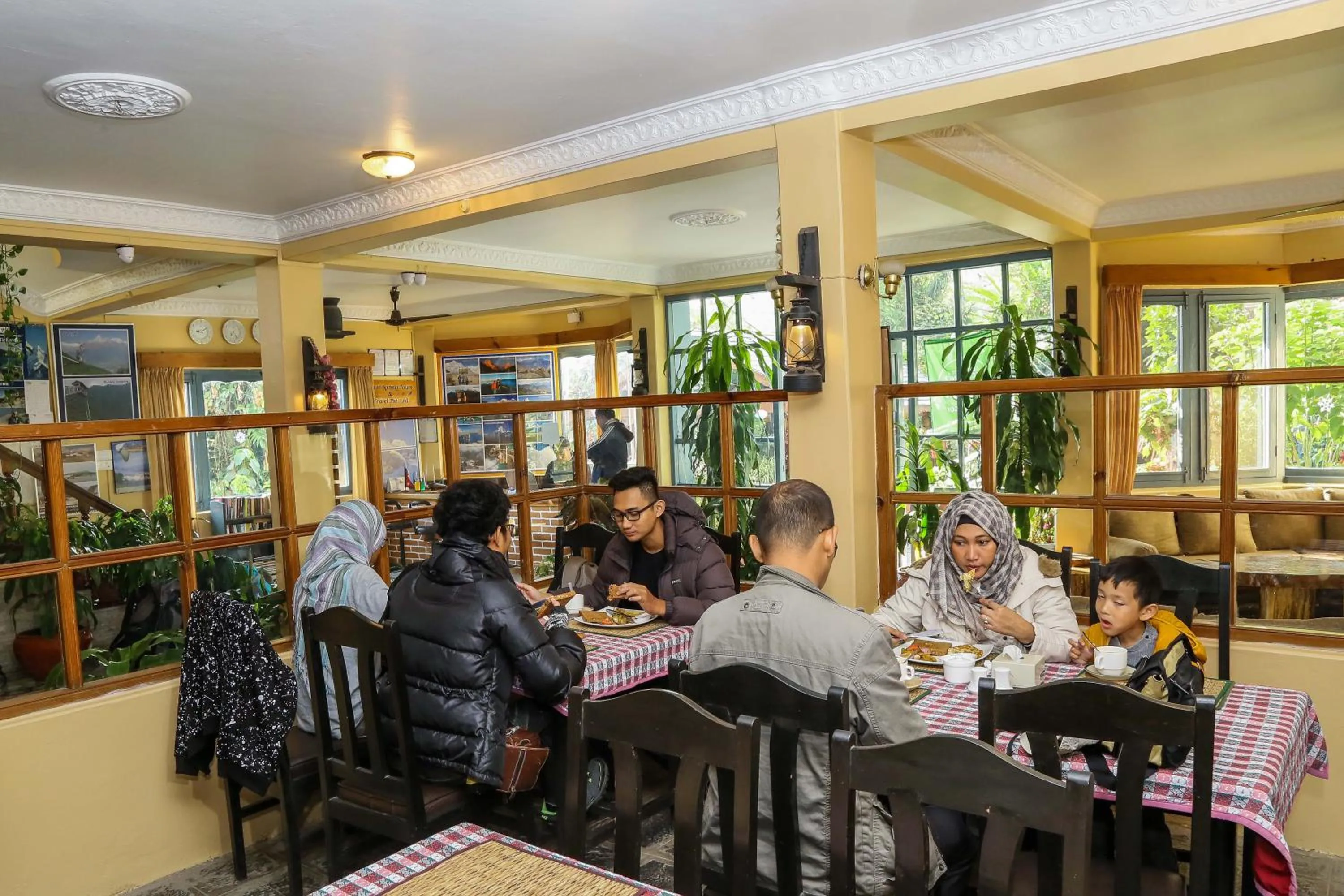 Restaurant/places to eat in Hotel Silver Oaks Inn