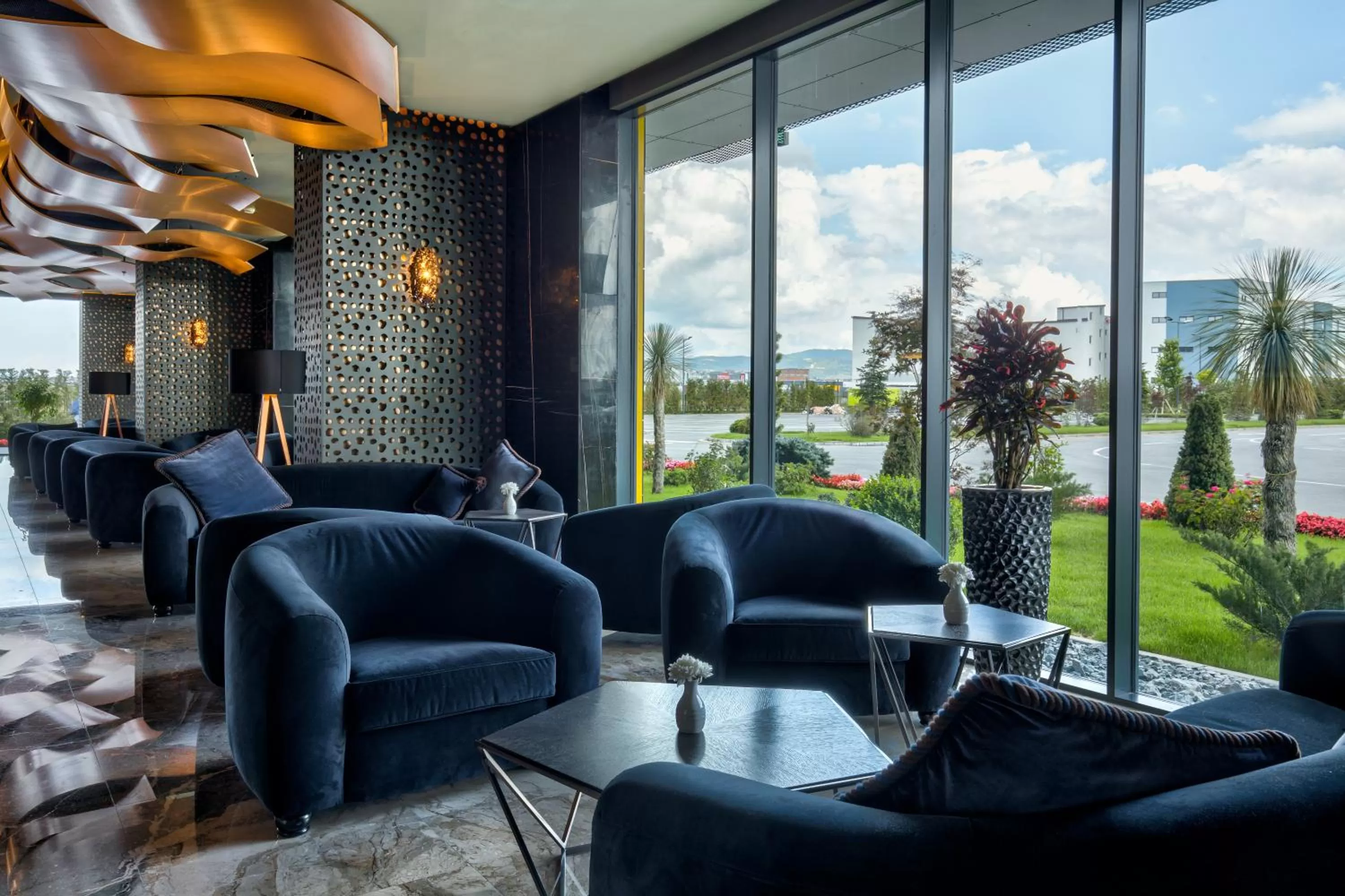 Restaurant/places to eat in Emerald Hotel