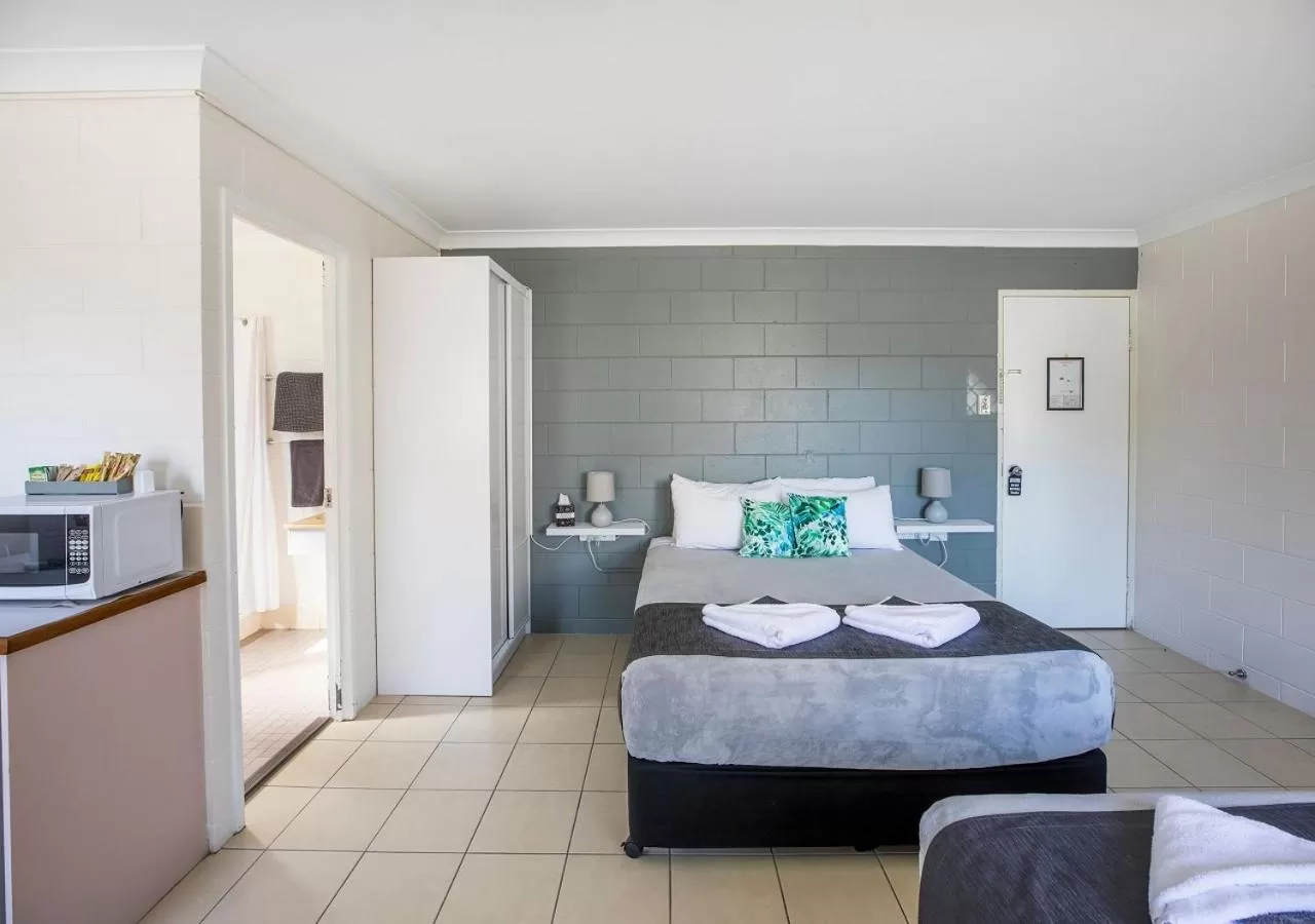 Bed in Banjo Paterson Motor Inn