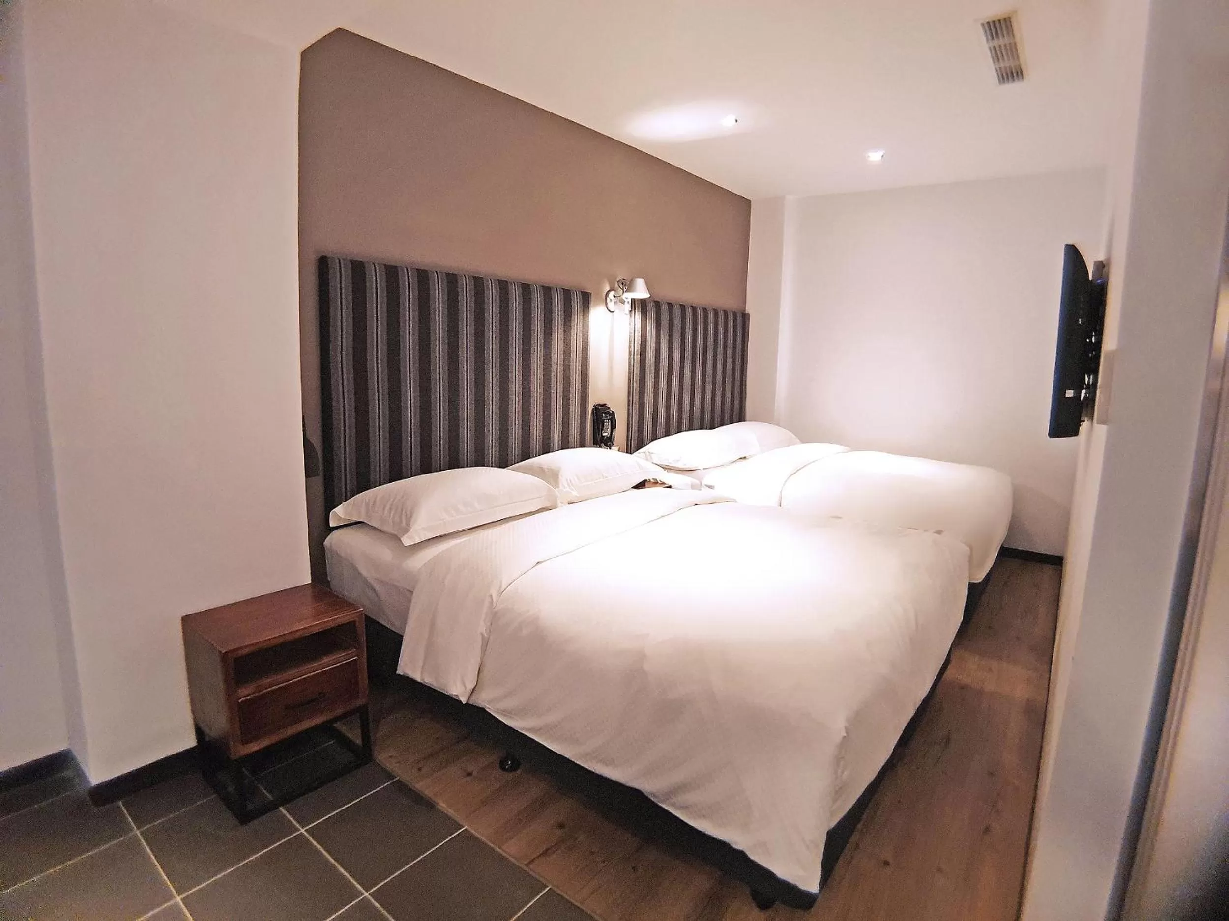 Bedroom, Bed in River inn Station