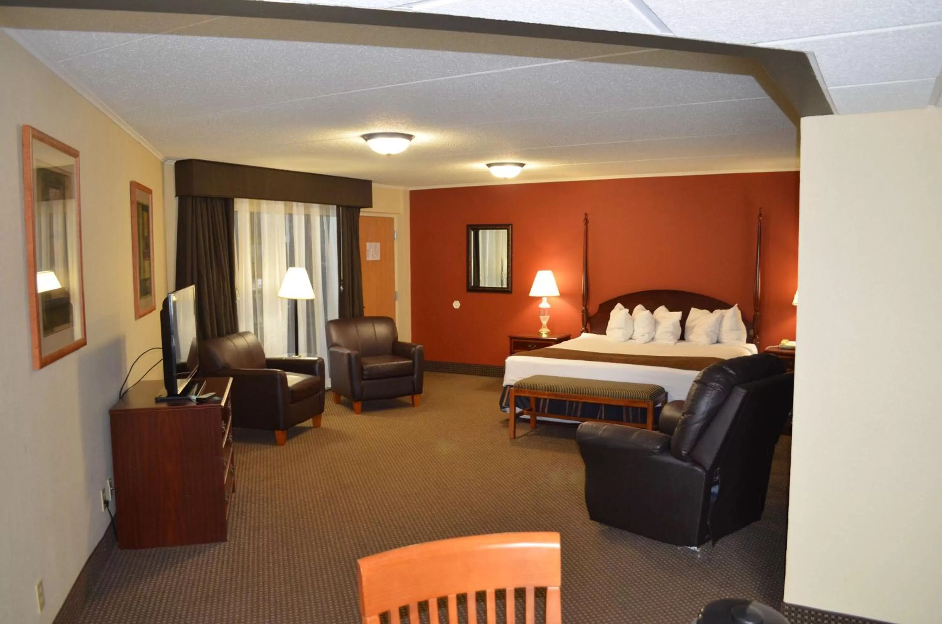 Living room, Bed in Crossroads Hotel & Event Center