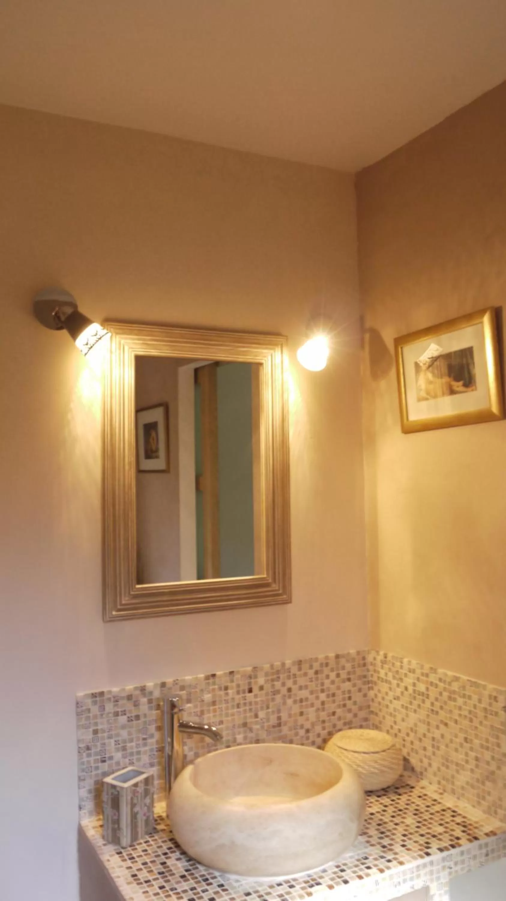 Decorative detail in Longo Maï