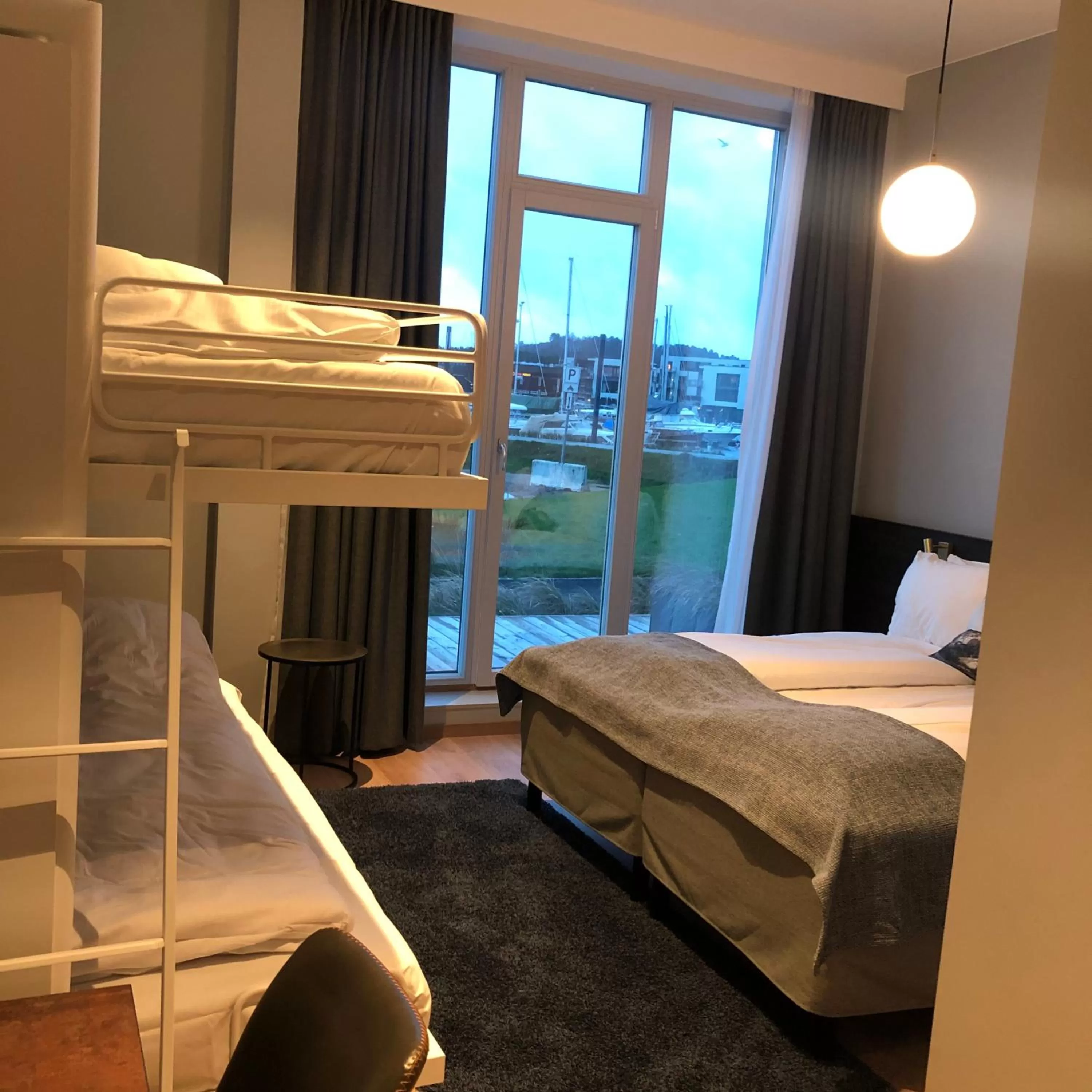 Bedroom, Bed in Mandal Hotel