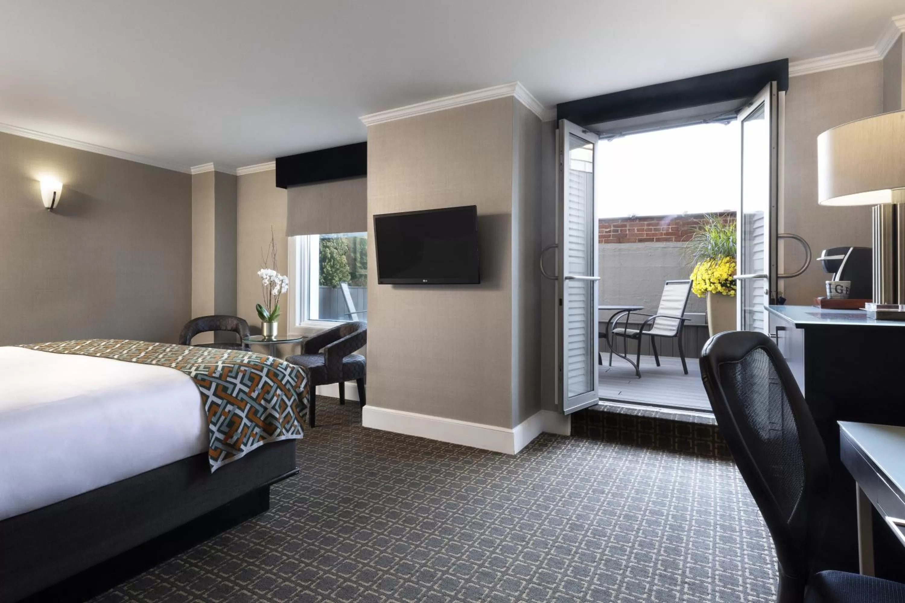 Photo of the whole room, Bed in voco The Tiger Hotel, Columbia, MO by IHG