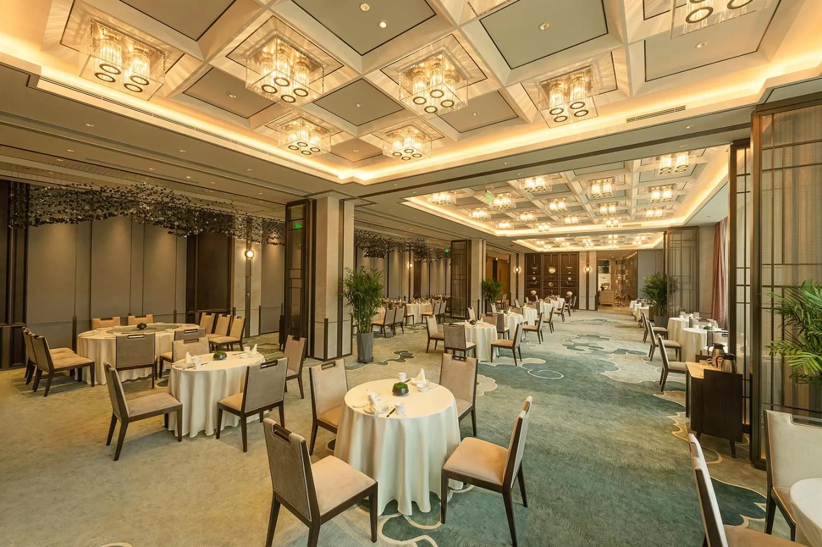 Restaurant/places to eat in Wyndham Qingdao l Free Fixed-Time Shuttle Service Between Hotel and Airport & North Railway Station l Outdoor Children's Amusement Park l 1-Hour Play Snooker or Table Tennis