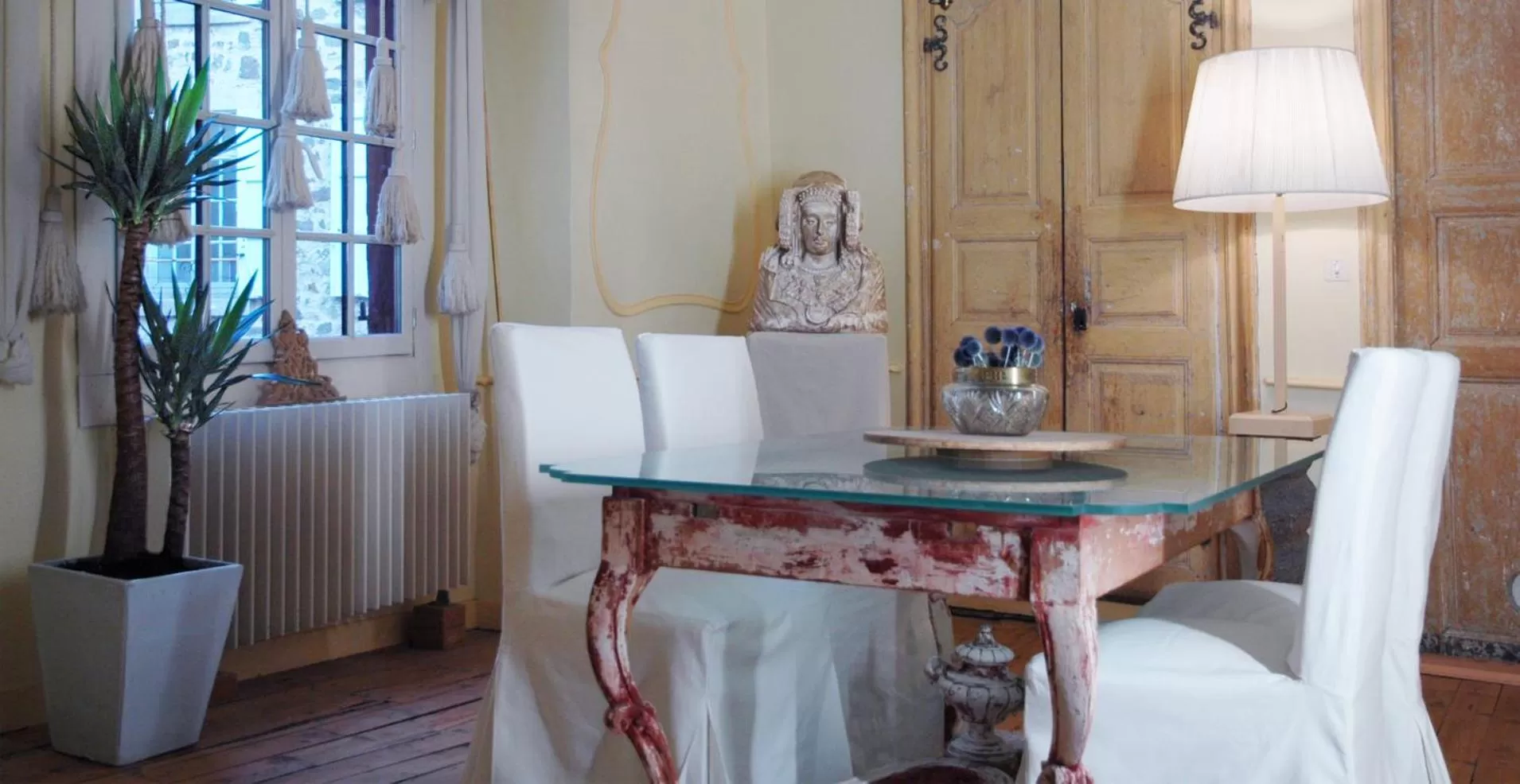 Lounge or bar in La Demeure du Lac de Fugeres