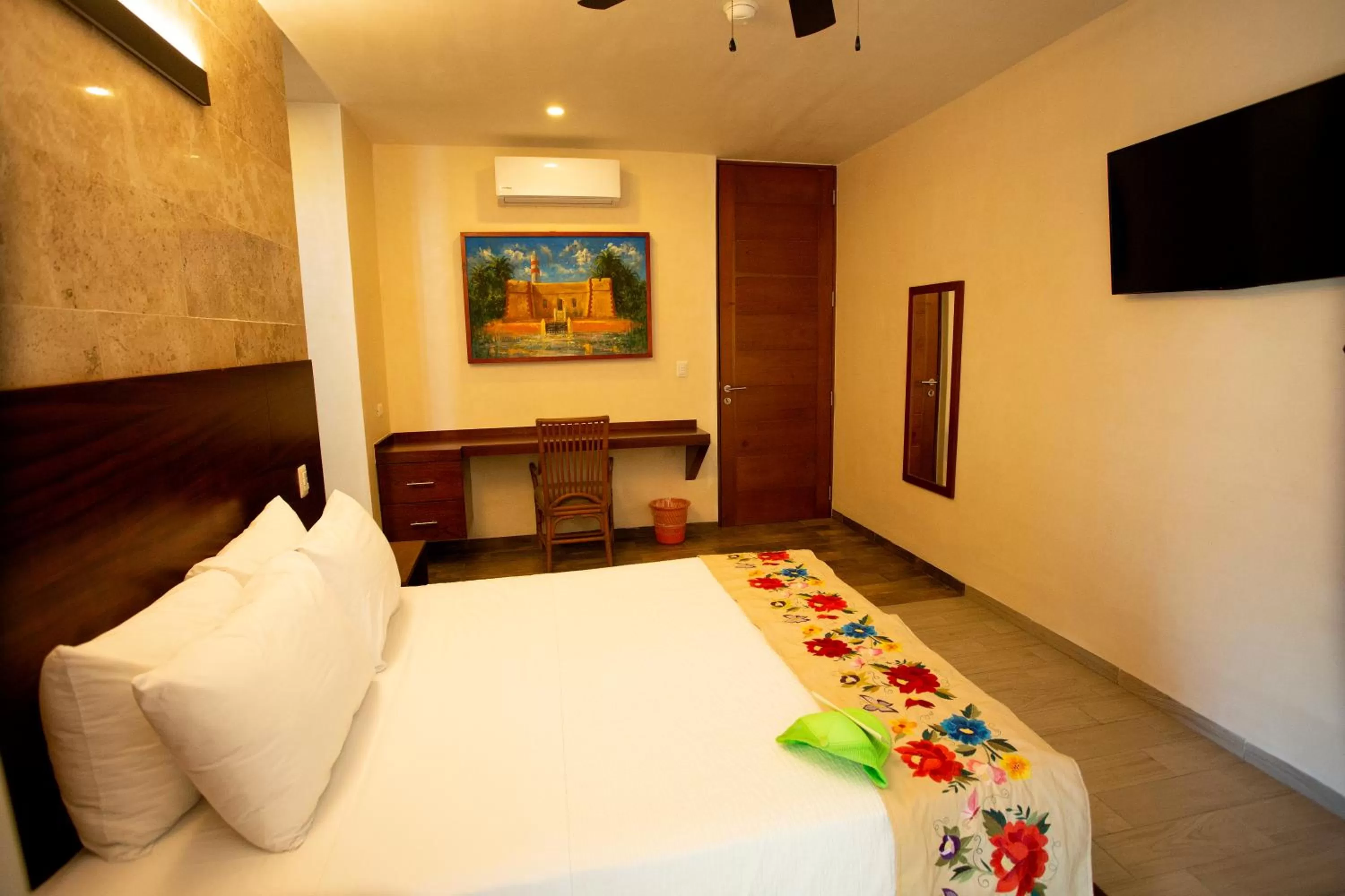 Bed, TV/Entertainment Center in La Casona de Sisal Hotel
