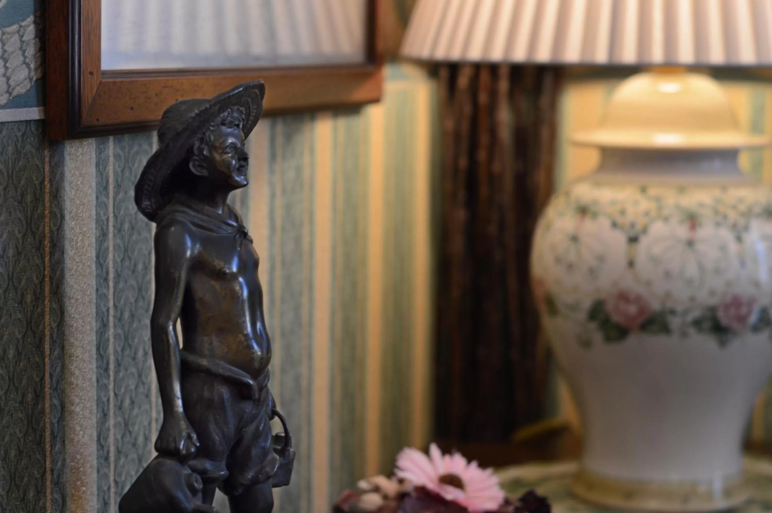 Communal lounge/ TV room in Pinto-Storey Hotel