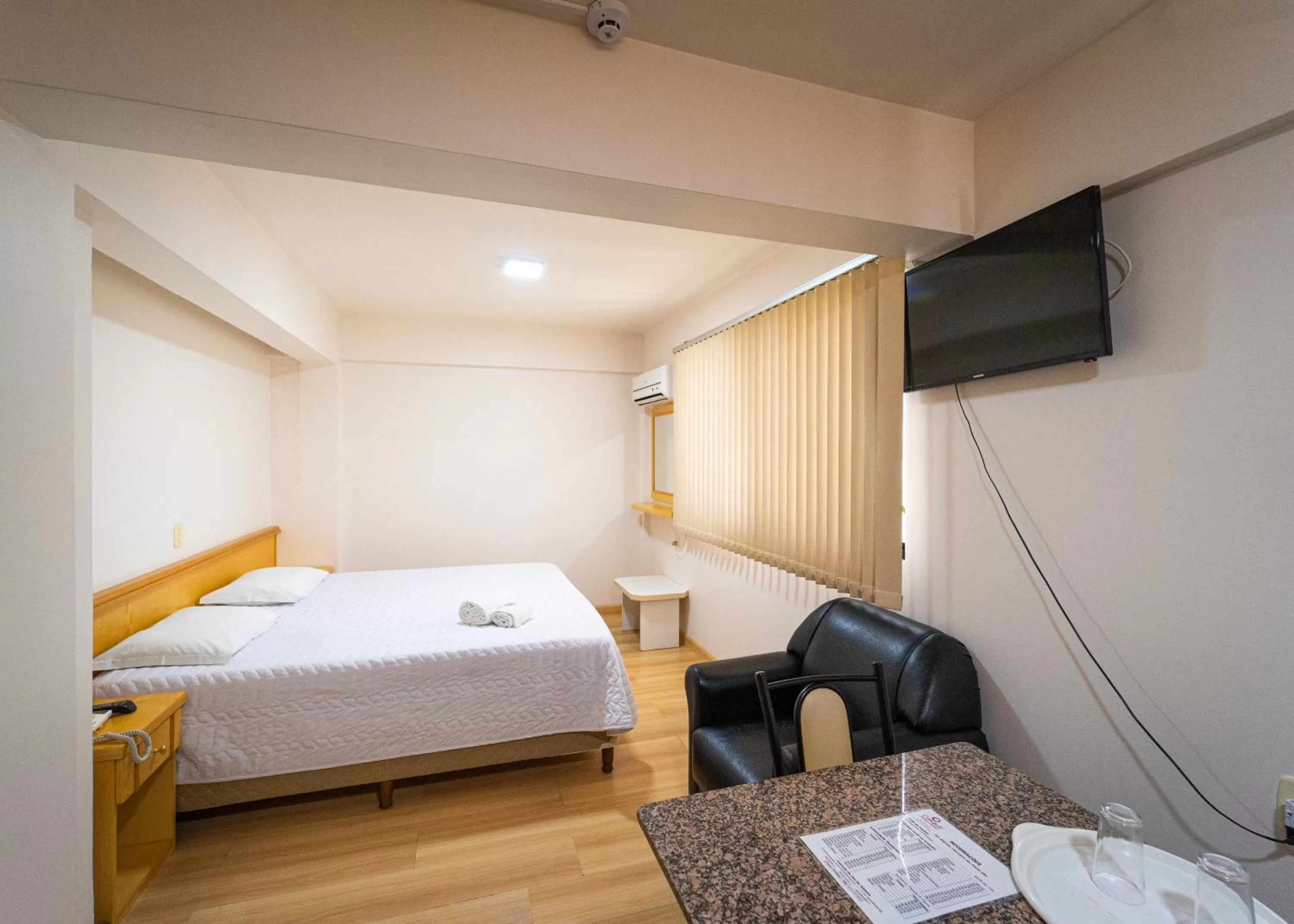 Bedroom, Bed in Condall Palace Hotel