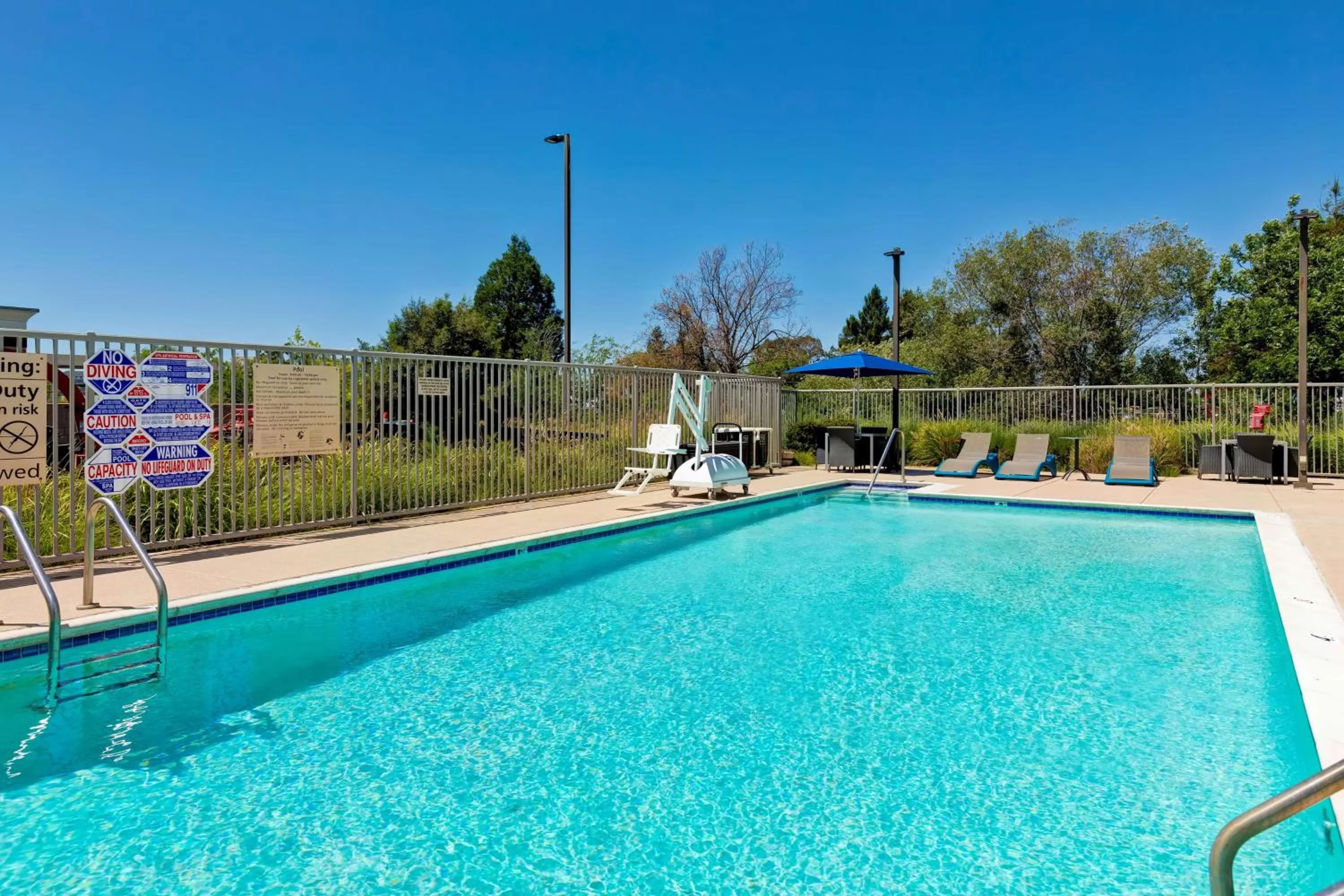 Pool view in Hampton Inn & Suites Rohnert Park - Sonoma County