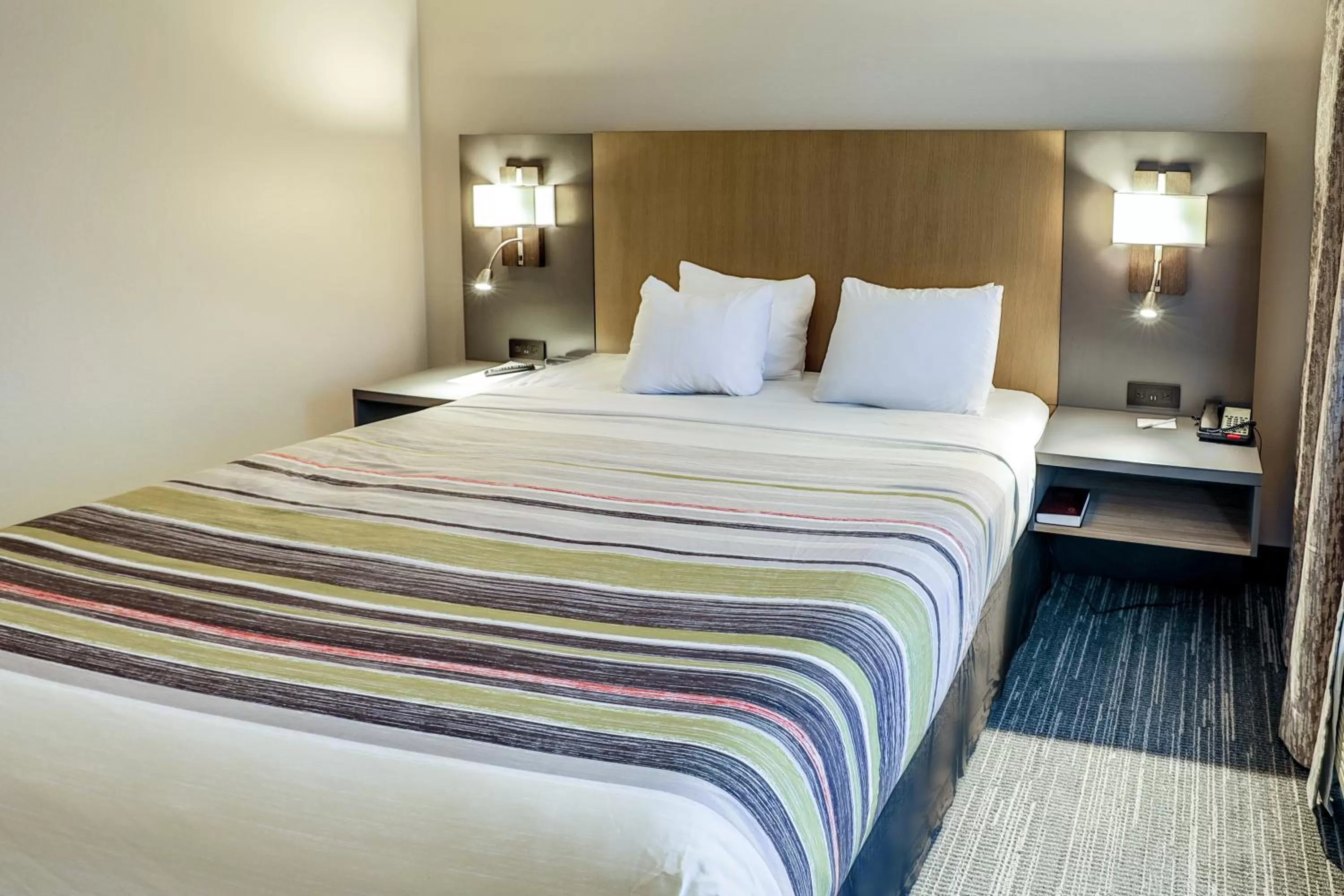 Bed in Country Inn & Suites by Radisson Nashville Airport TN