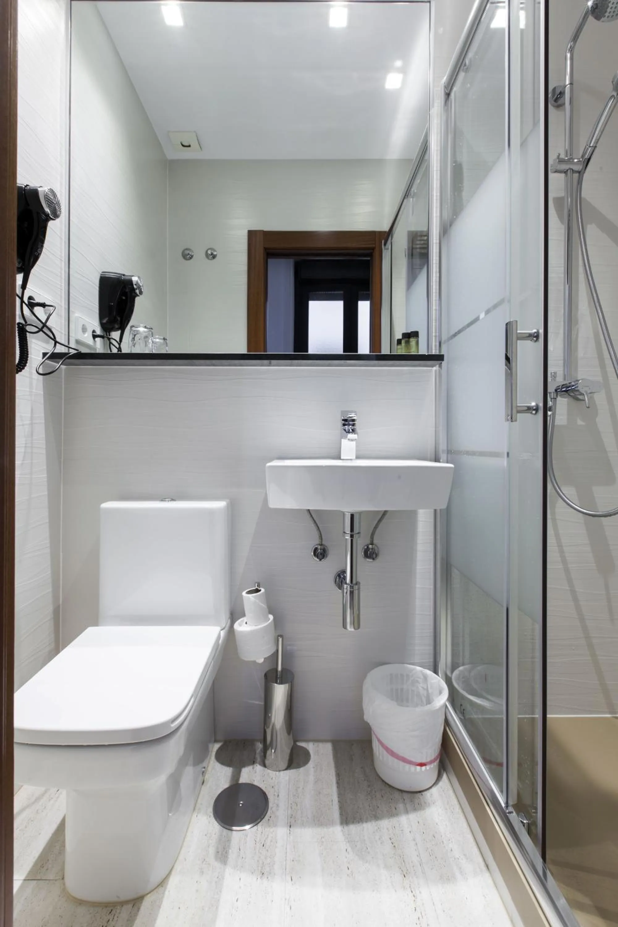 Bathroom in Hostal Castilla I Atocha