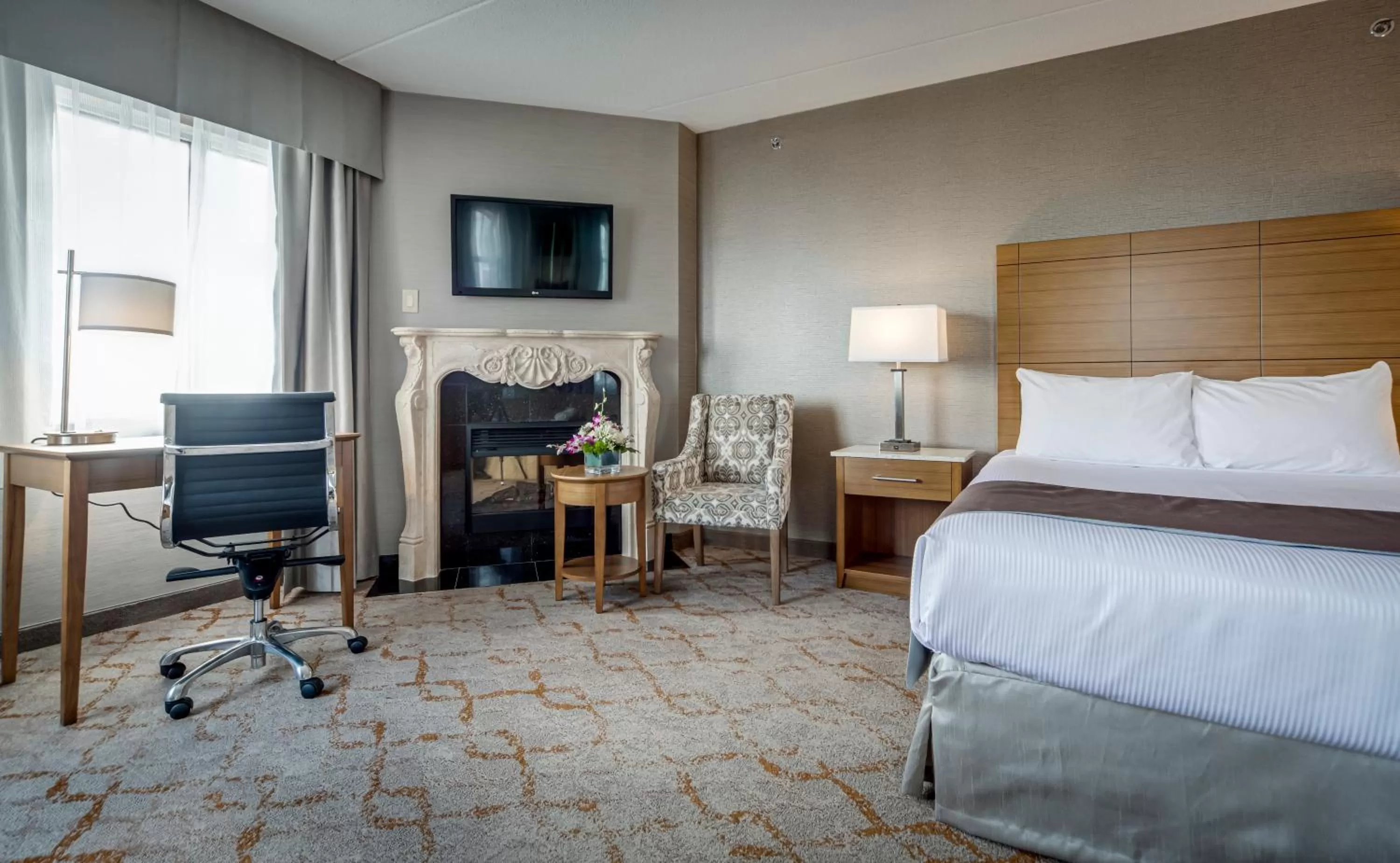 TV and multimedia, Bed in Monte Carlo Inn Vaughan Suites