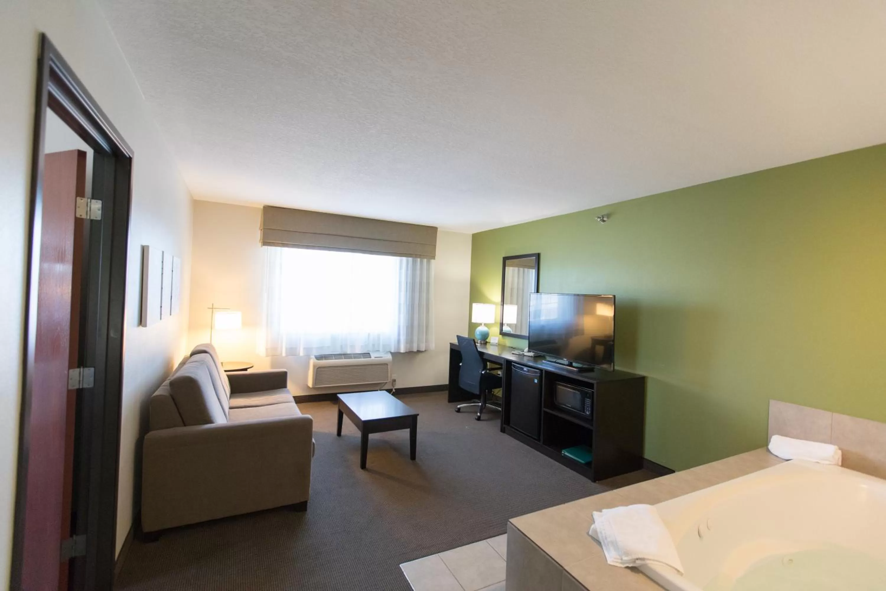 Living room, Bed in Sleep Inn & Suites Pleasant Hill - Des Moines