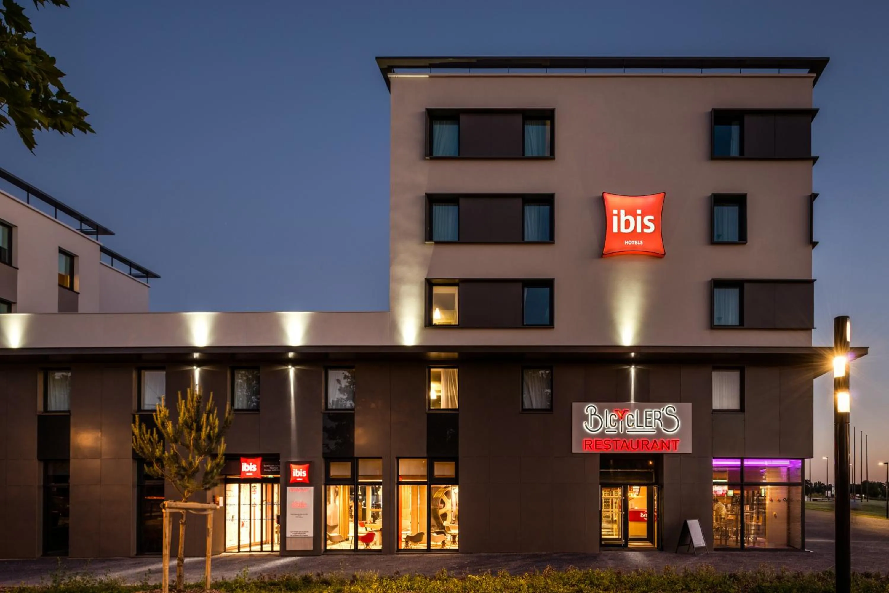 Facade/entrance in ibis Saint Quentin en Yvelines - Vélodrome