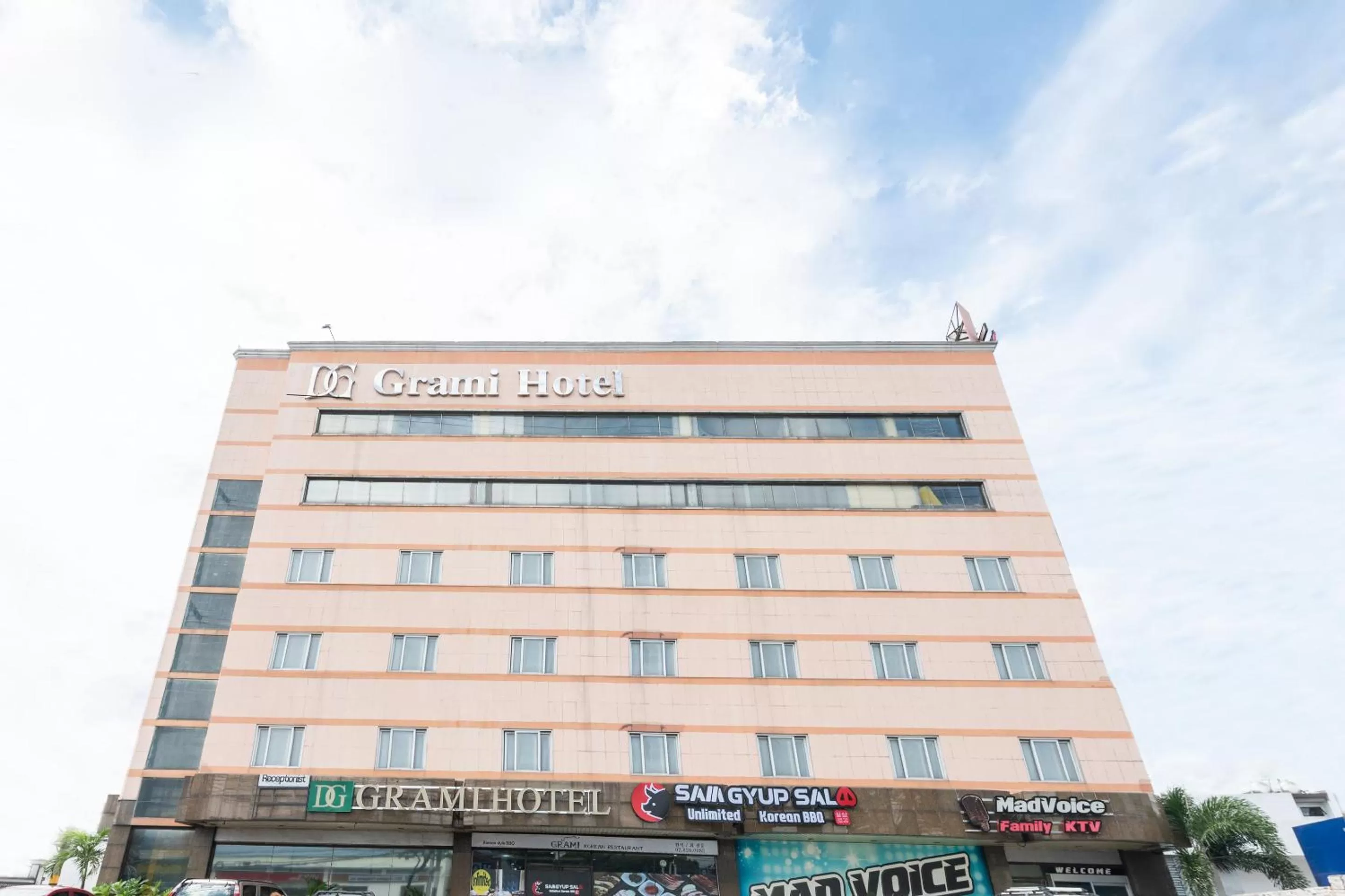 Facade/entrance in DG Grami Hotel