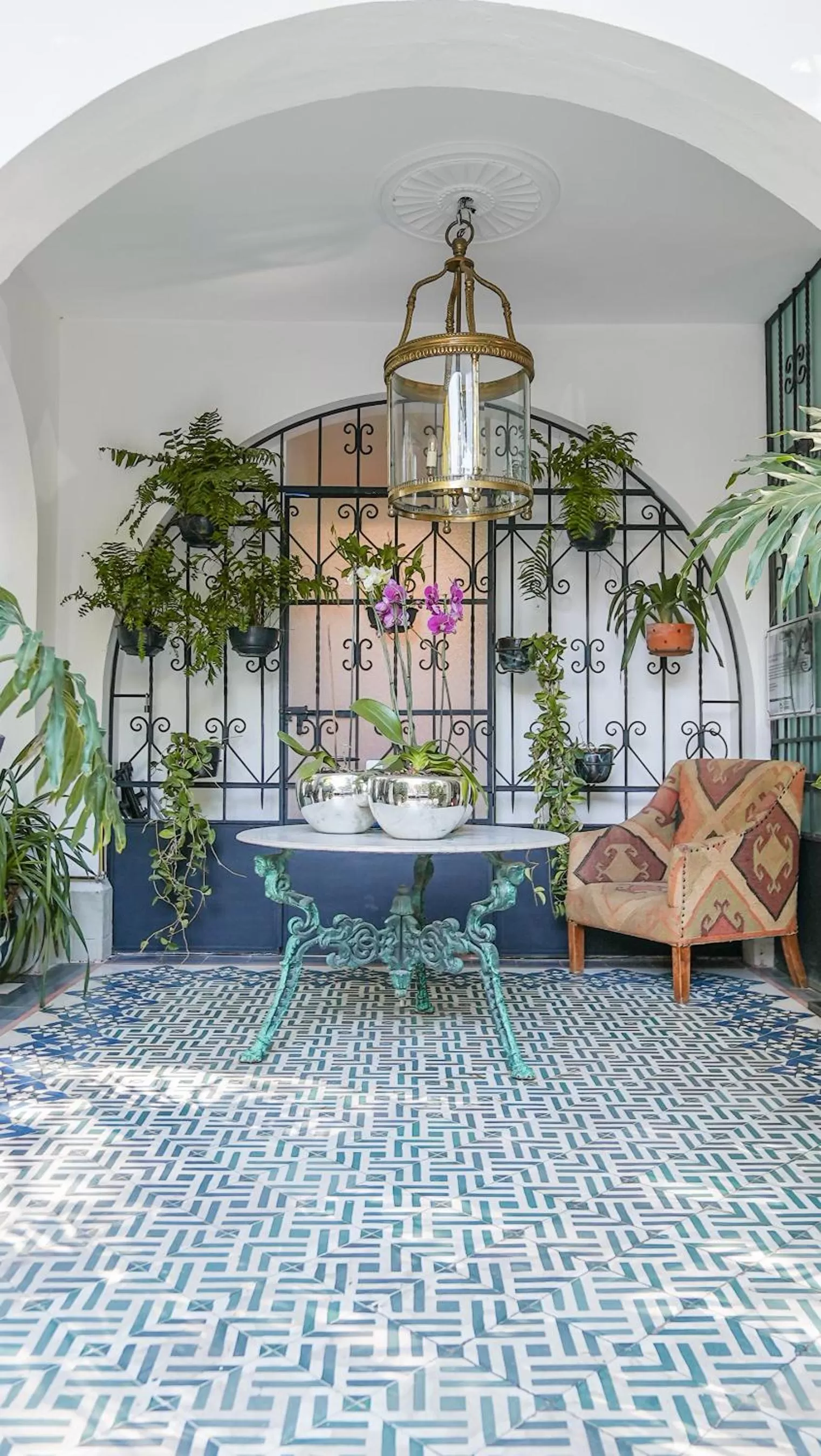 Facade/entrance in Orchid House Mexico City