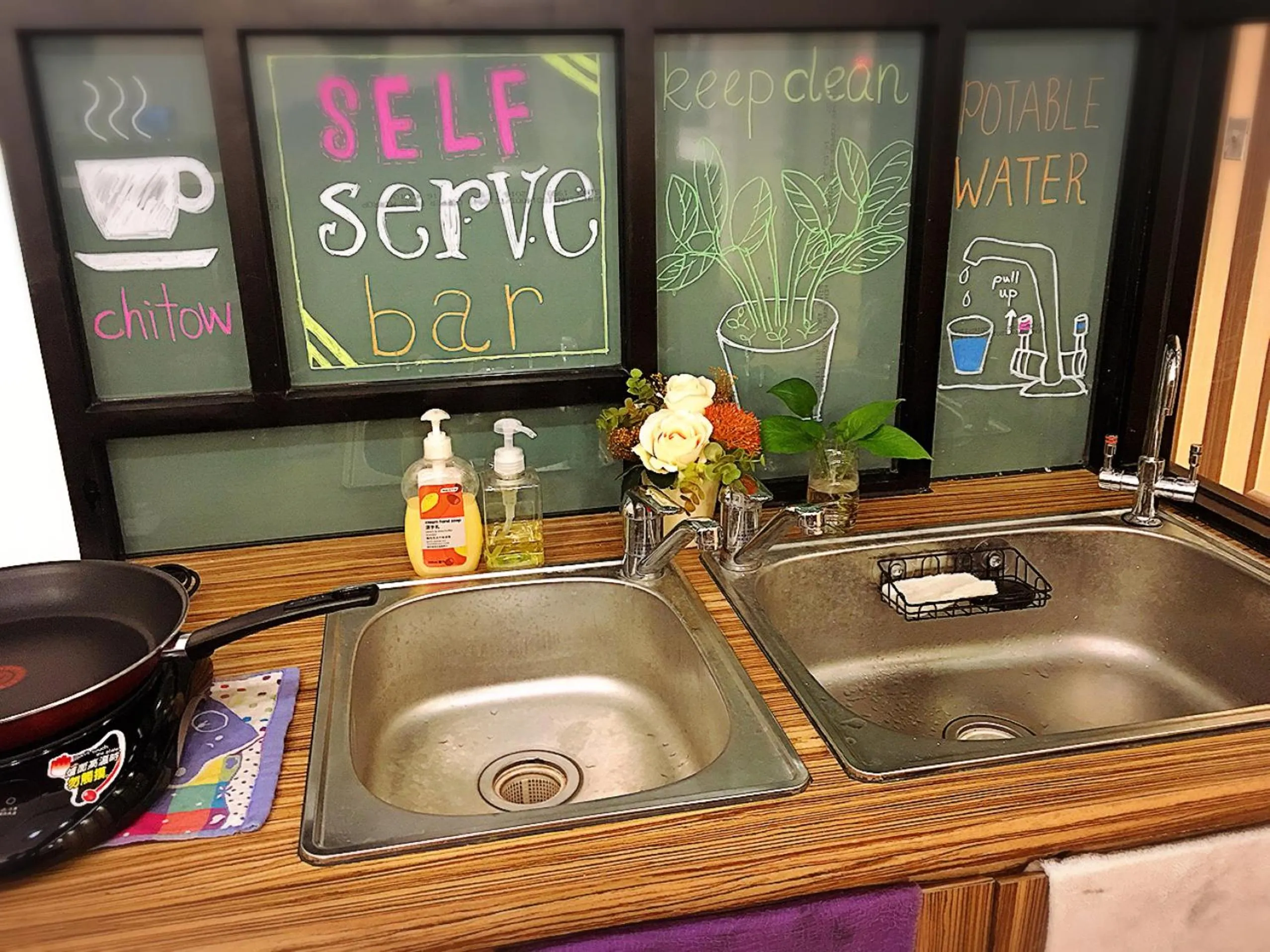 Communal kitchen in Master Chitow Hostel
