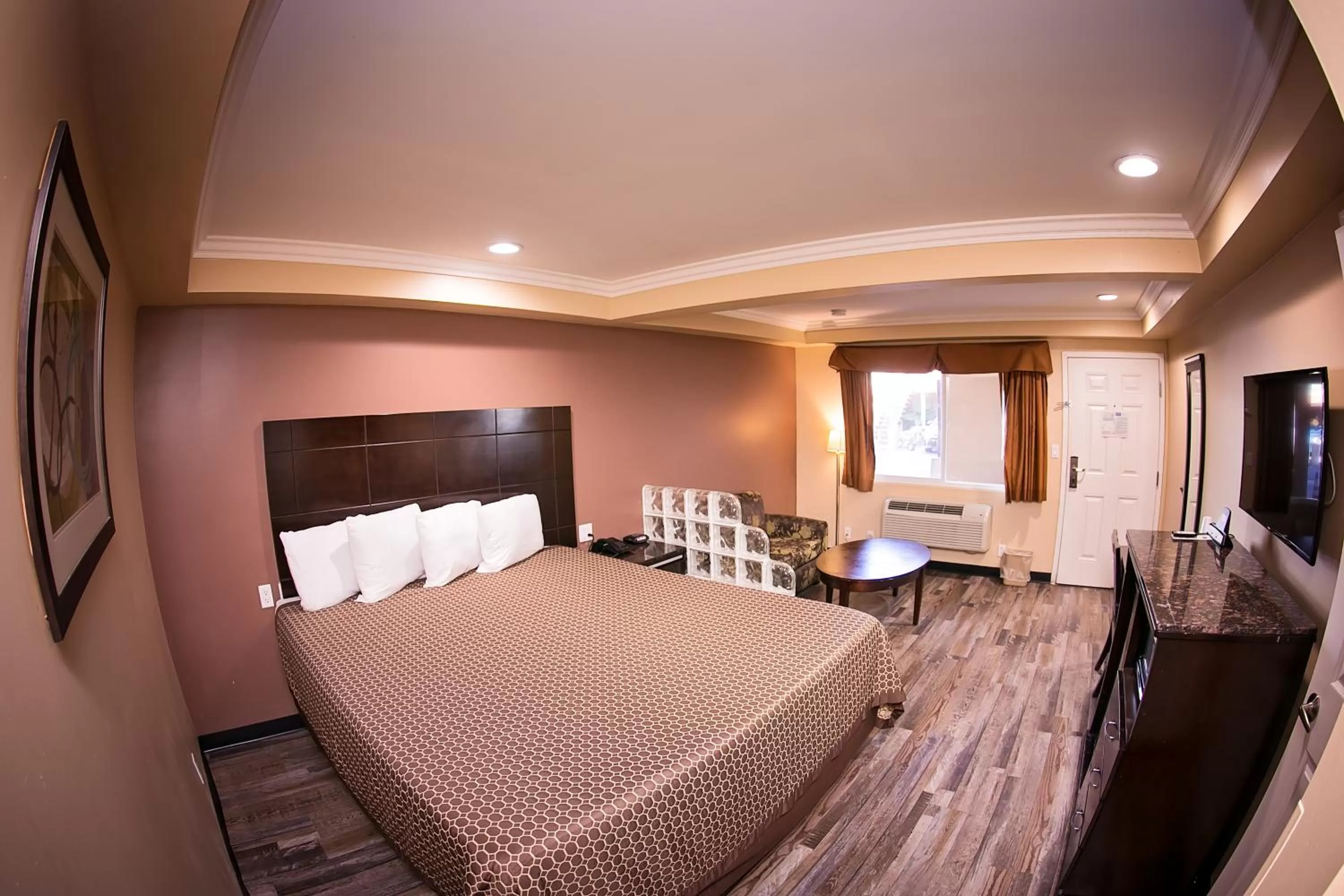 Bed in Rodeway Inn & Suites Bellflower