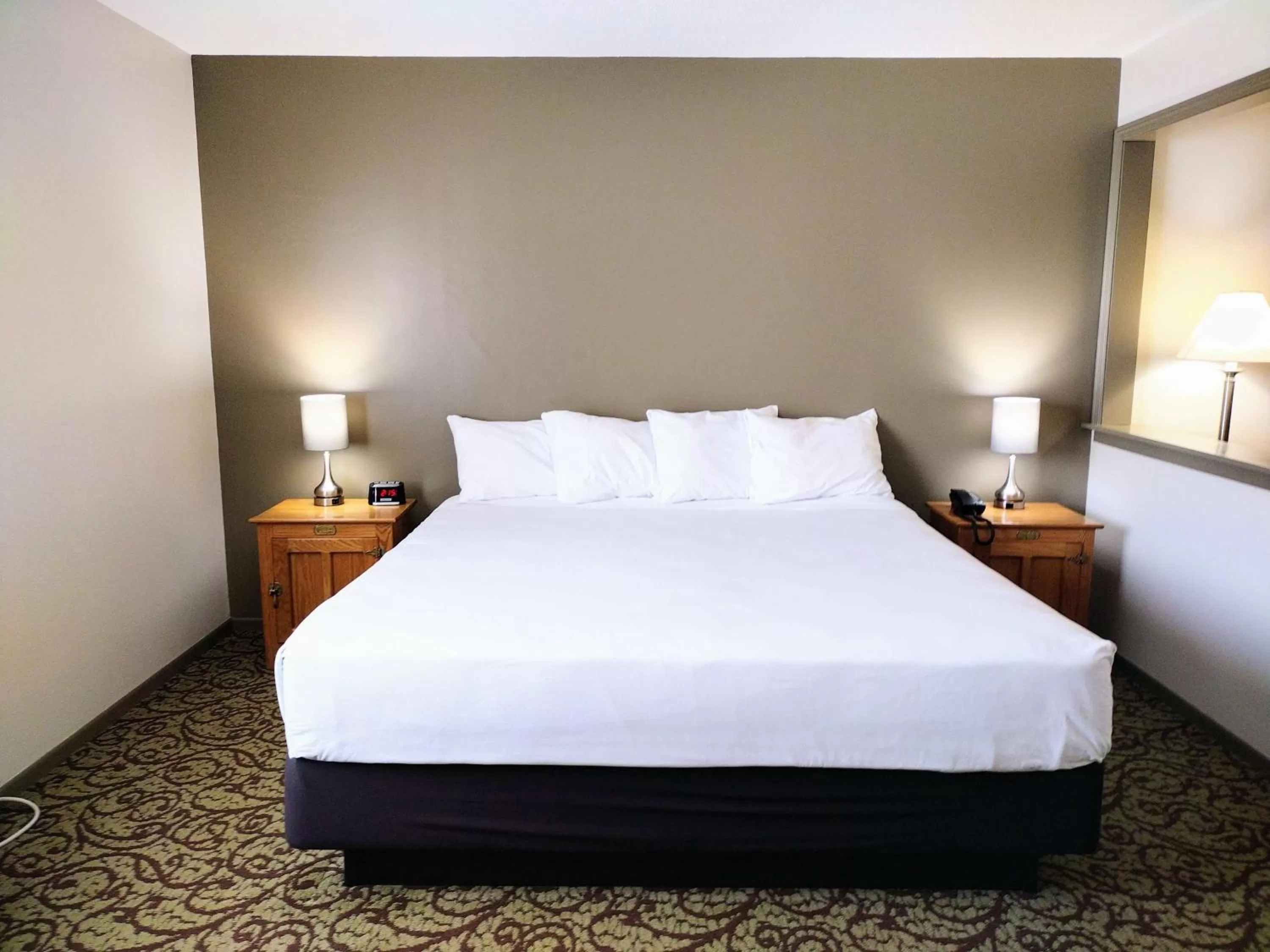 King Suite with Spa Bath in SureStay Hotel by Best Western Spicer