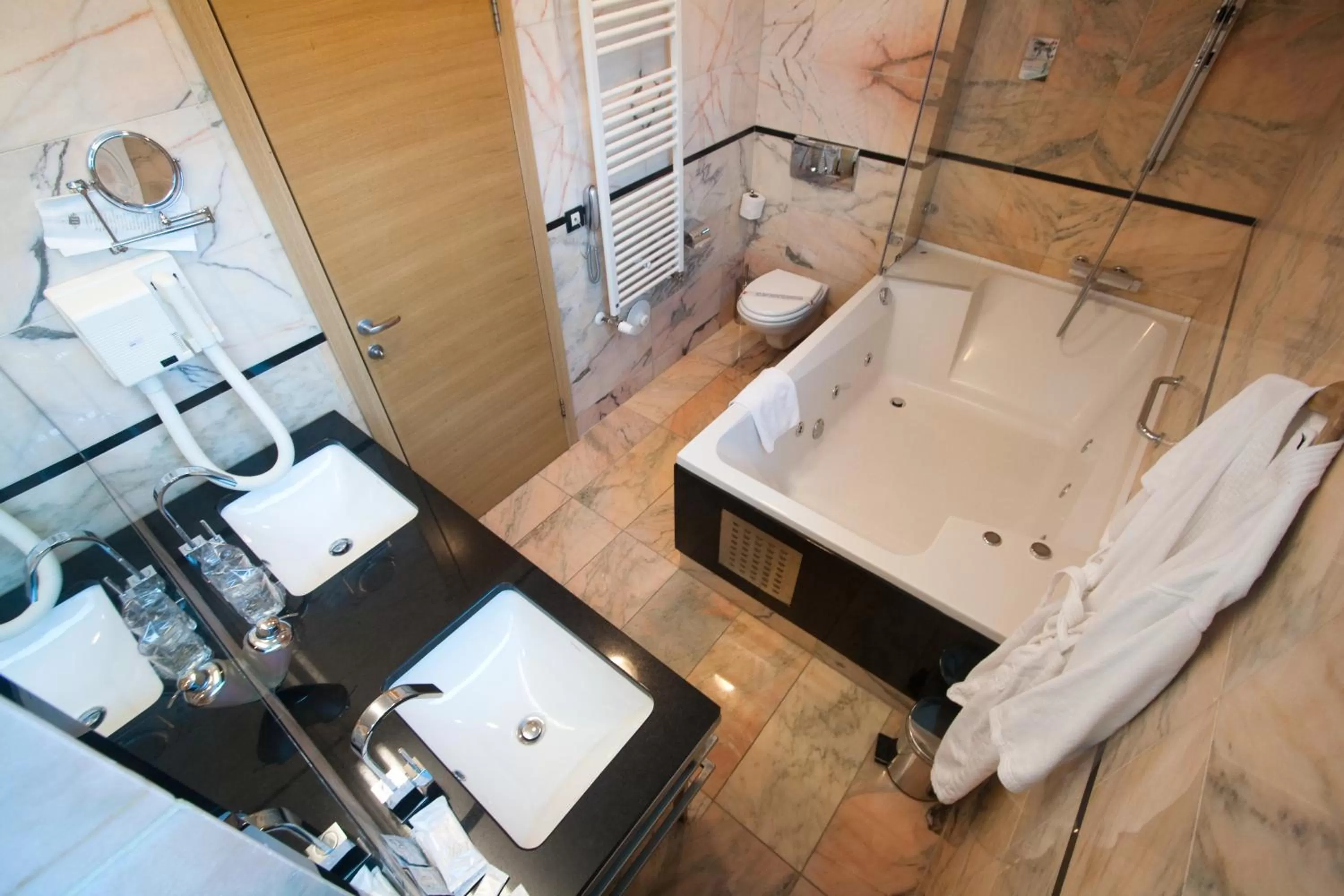 Toilet, Bed in Hotel San Antonio