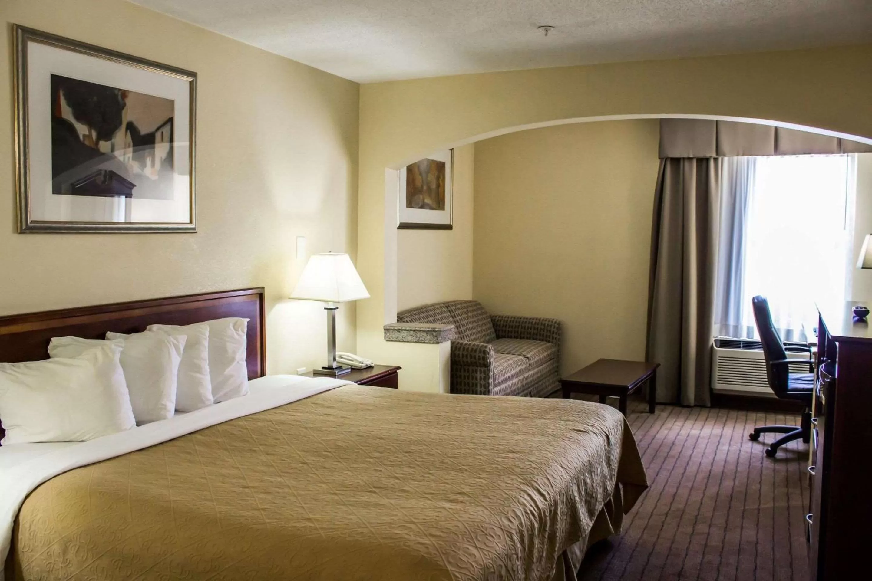 Photo of the whole room, Bed in Quality Inn Fuquay Varina East