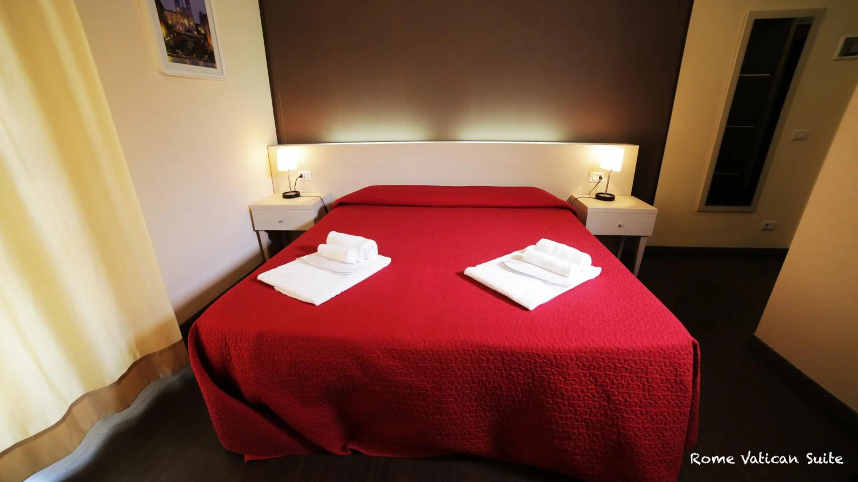 Bathroom, Bed in Rome Vatican Suite