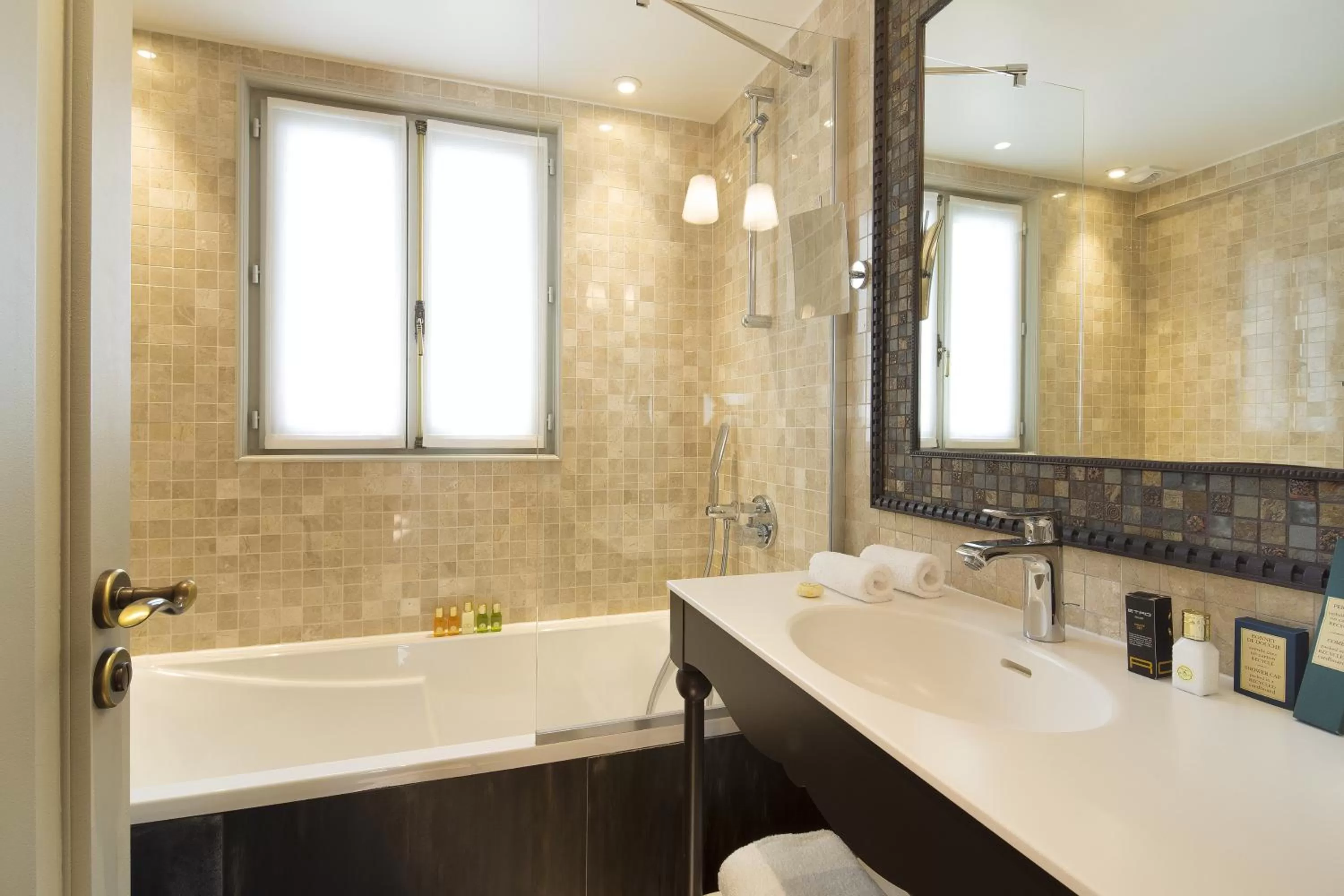 Bathroom in Hôtel Da Vinci & Spa