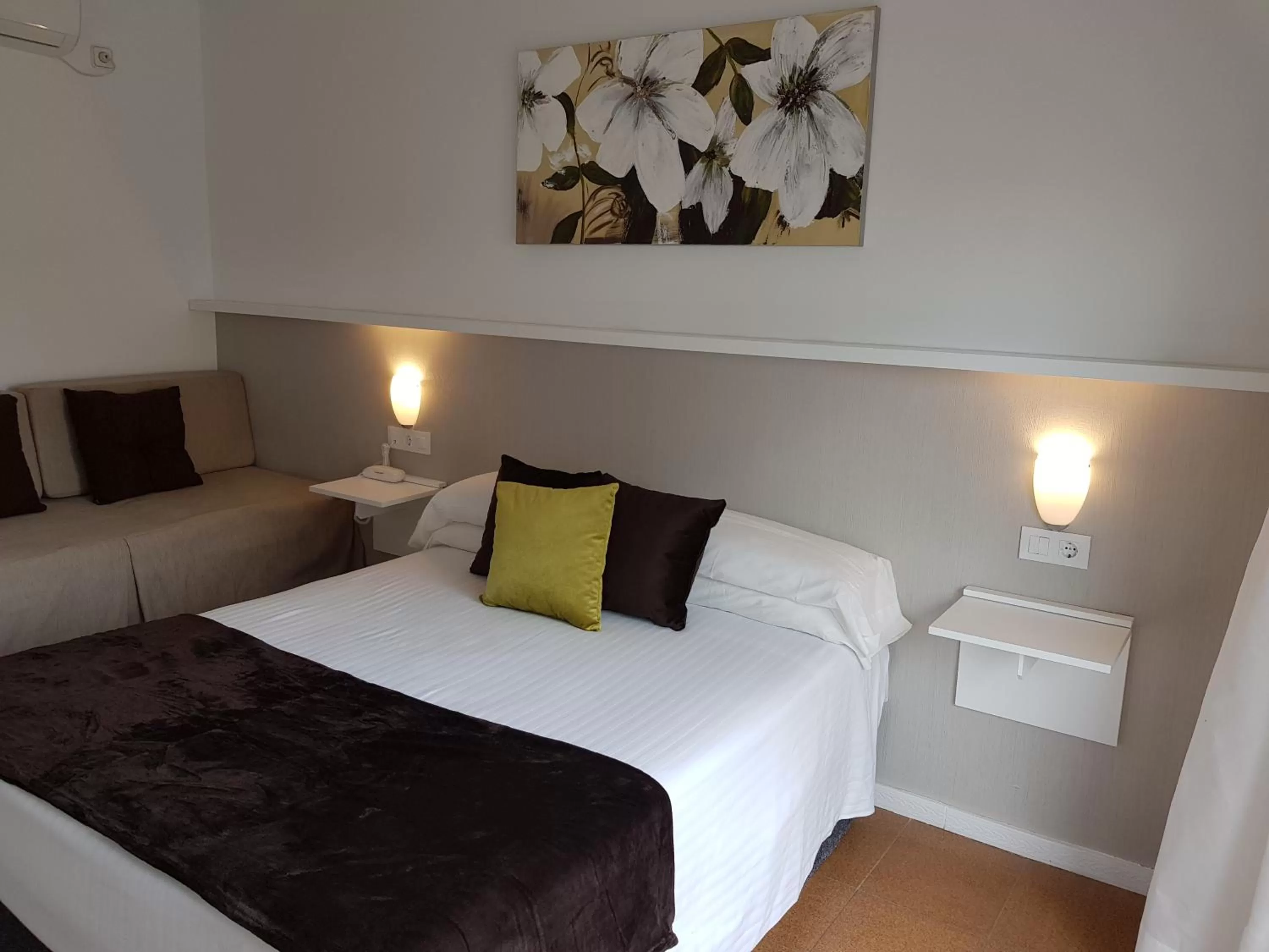 Photo of the whole room, Bed in Campomar Playa