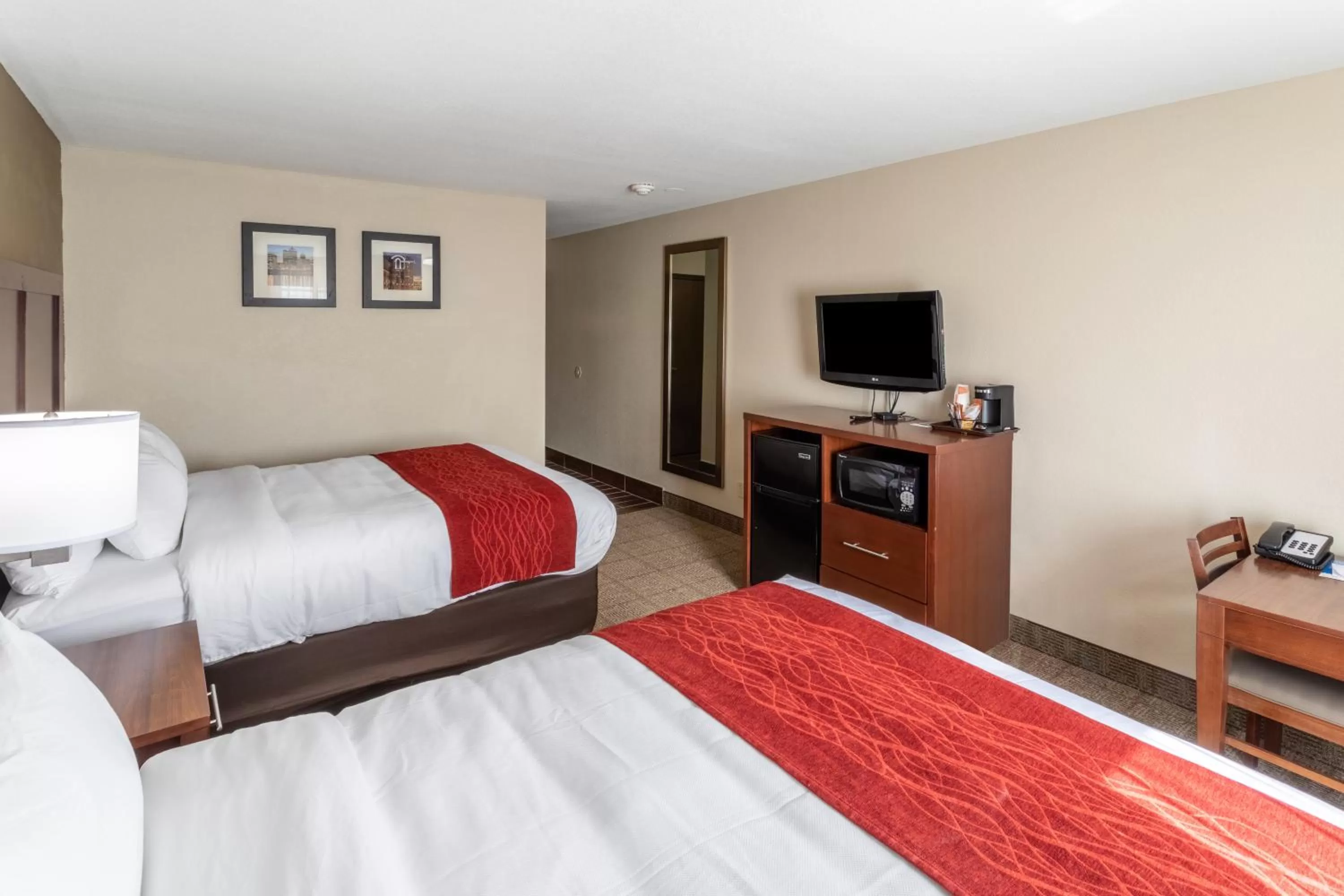 TV and multimedia, Bed in Comfort Inn Waukesha - Milwaukee West