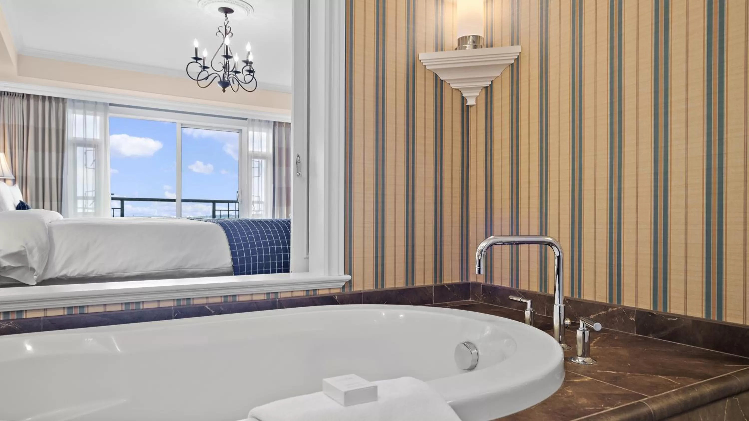 Bathroom, Bed in Oak Bay Beach Hotel