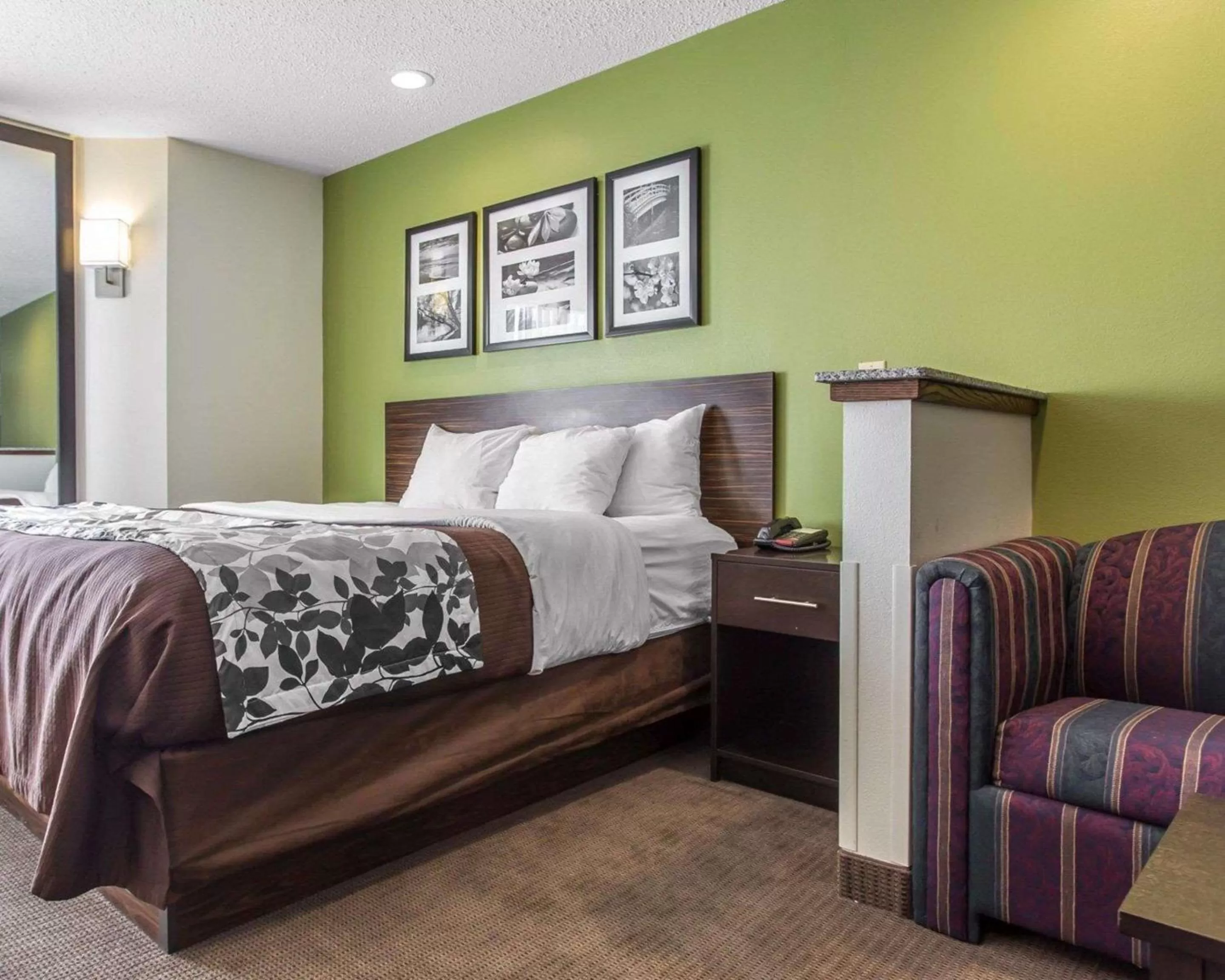 Photo of the whole room, Bed in Sleep Inn Columbia