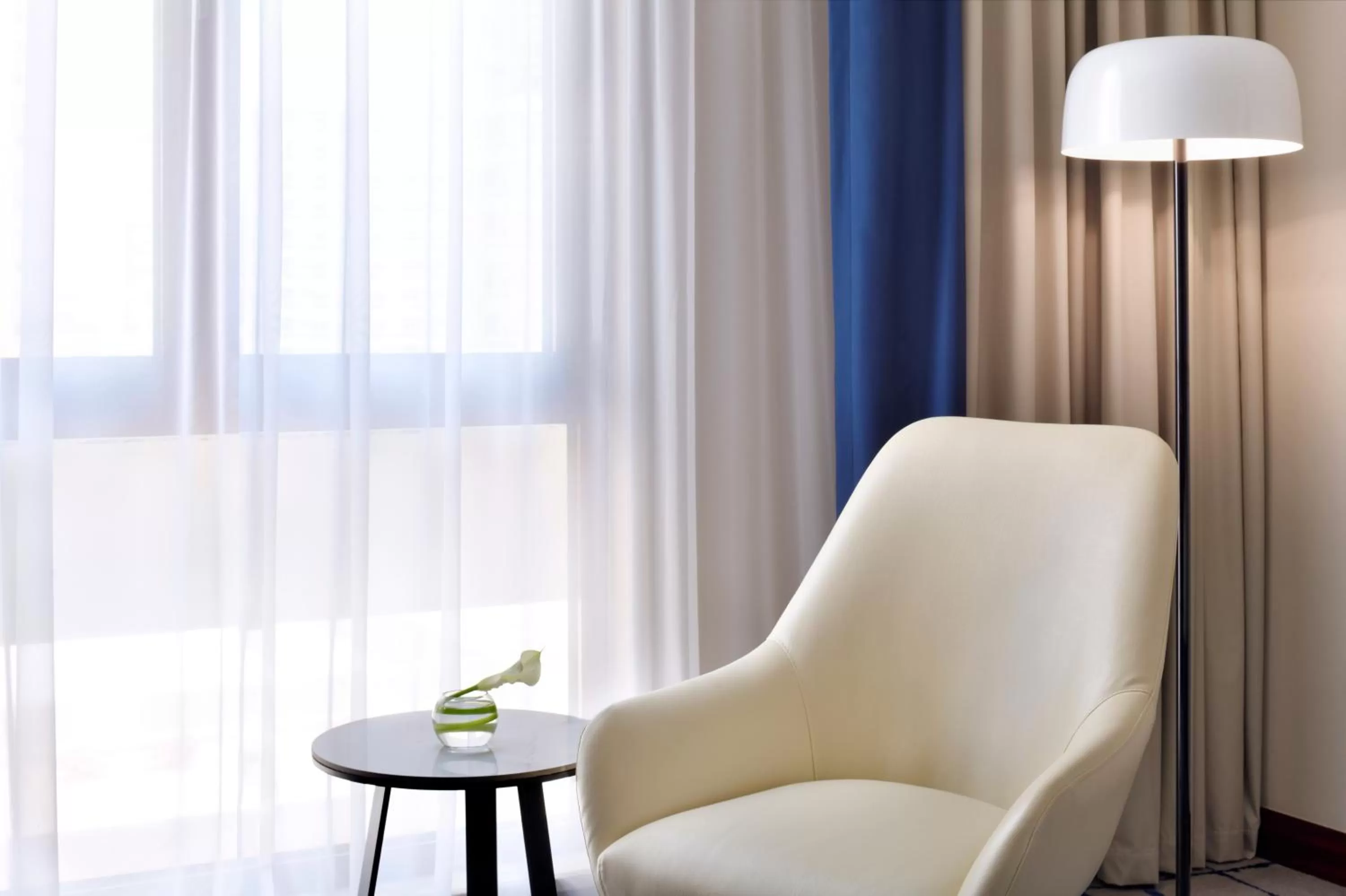 Seating area in Mövenpick Hotel & Apartments Bur Dubai