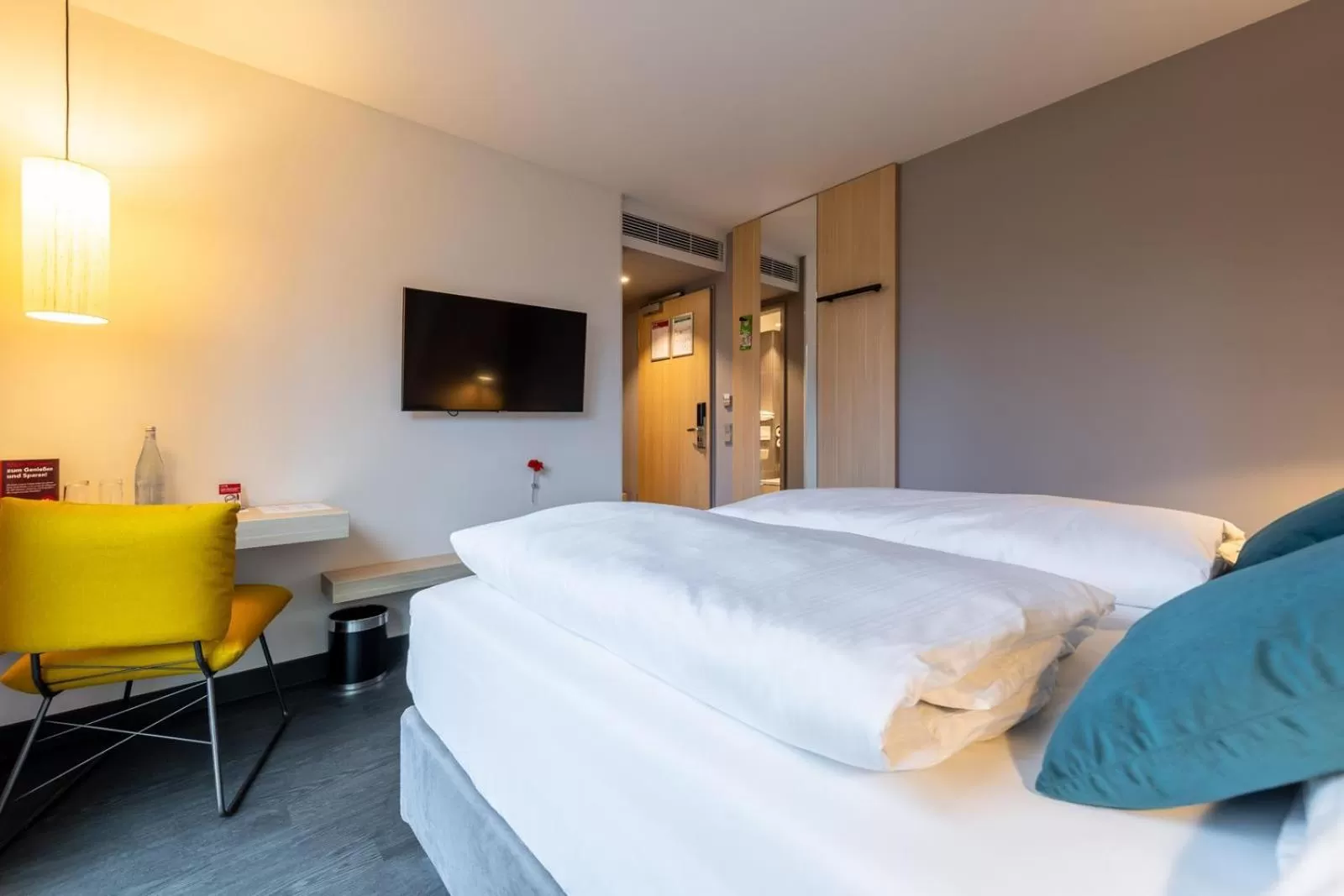 Photo of the whole room, Bed in Serways Hotel Hösel